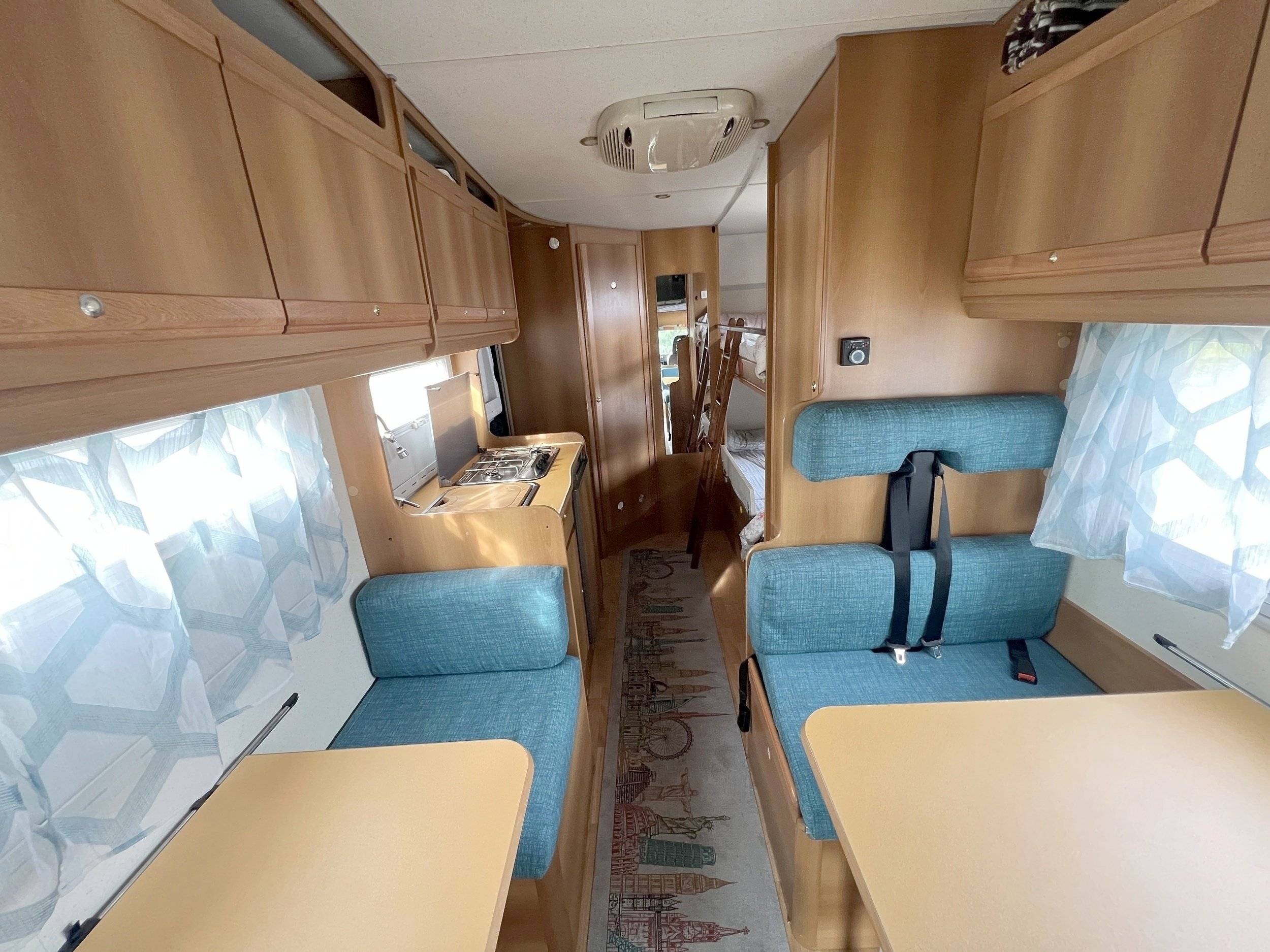 Dining Area Iveco 2,8 Td - Yescapa