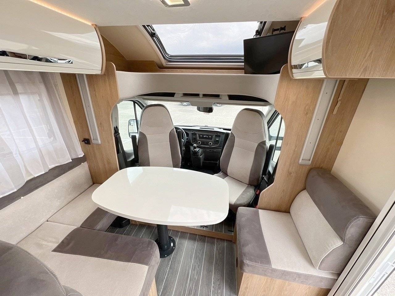 Dining Area Ford - Yescapa