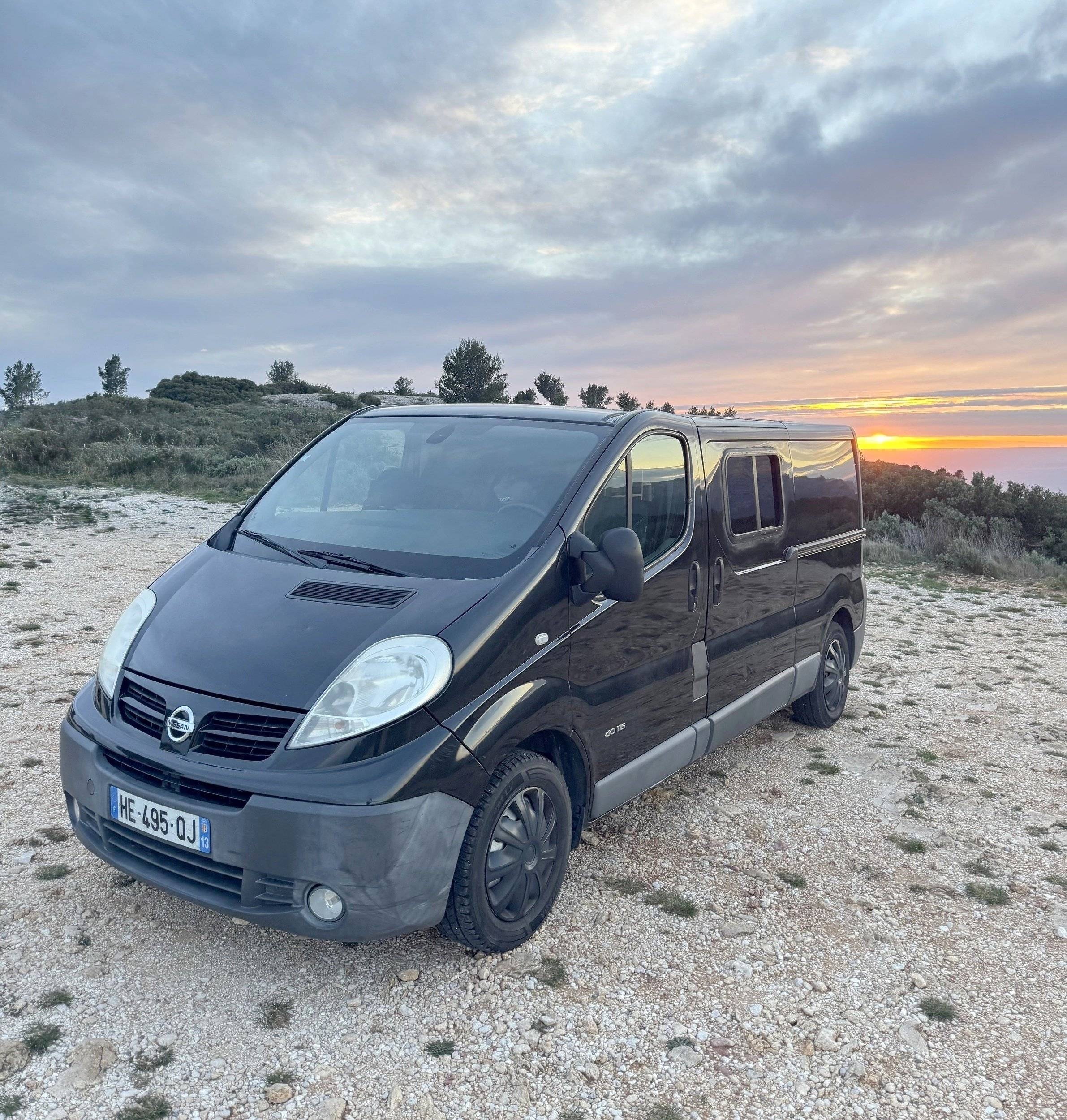 Front view from 3/4 Nissan Primastar l2h1 115ch - Yescapa