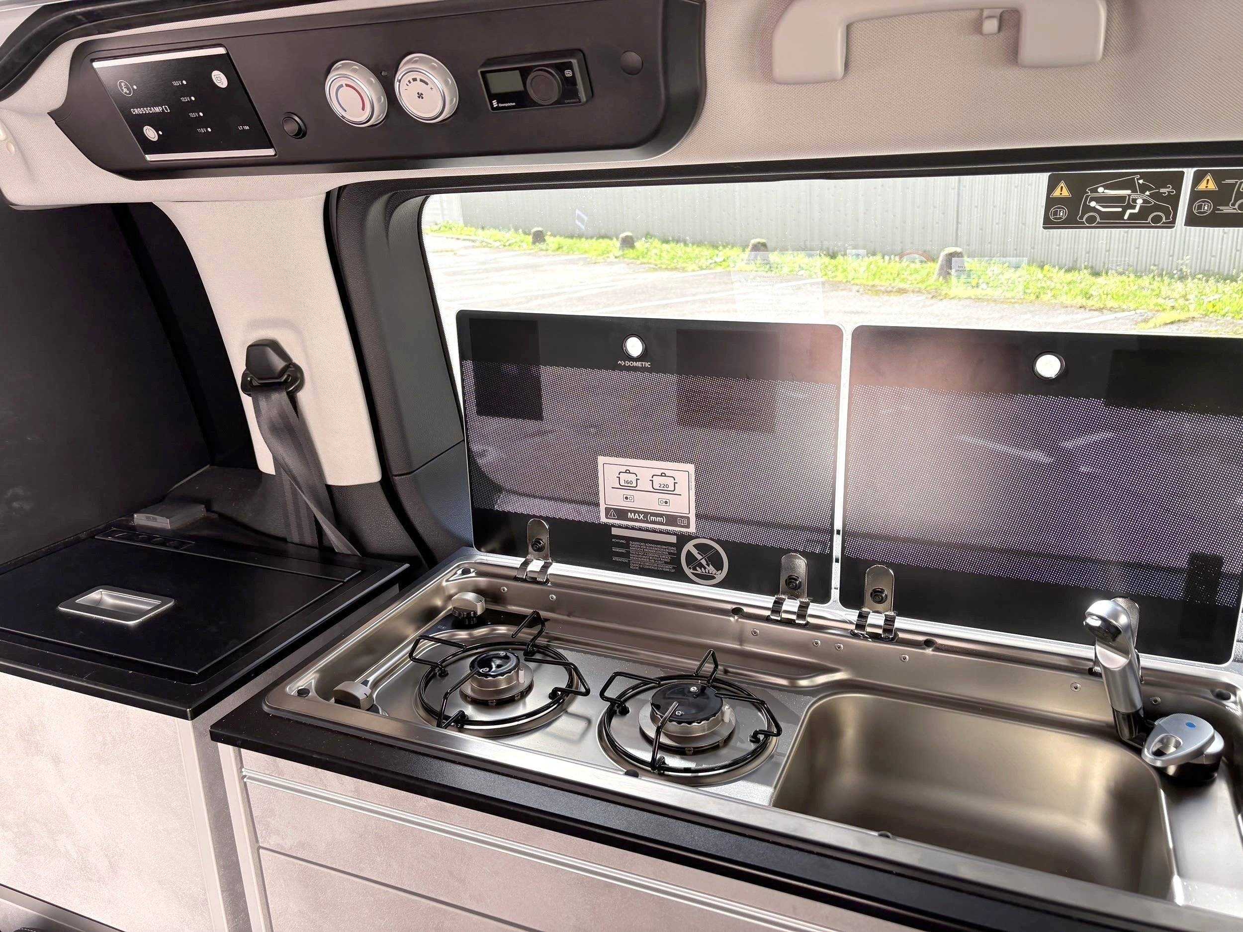 Dining Area Opel Zafira - Yescapa