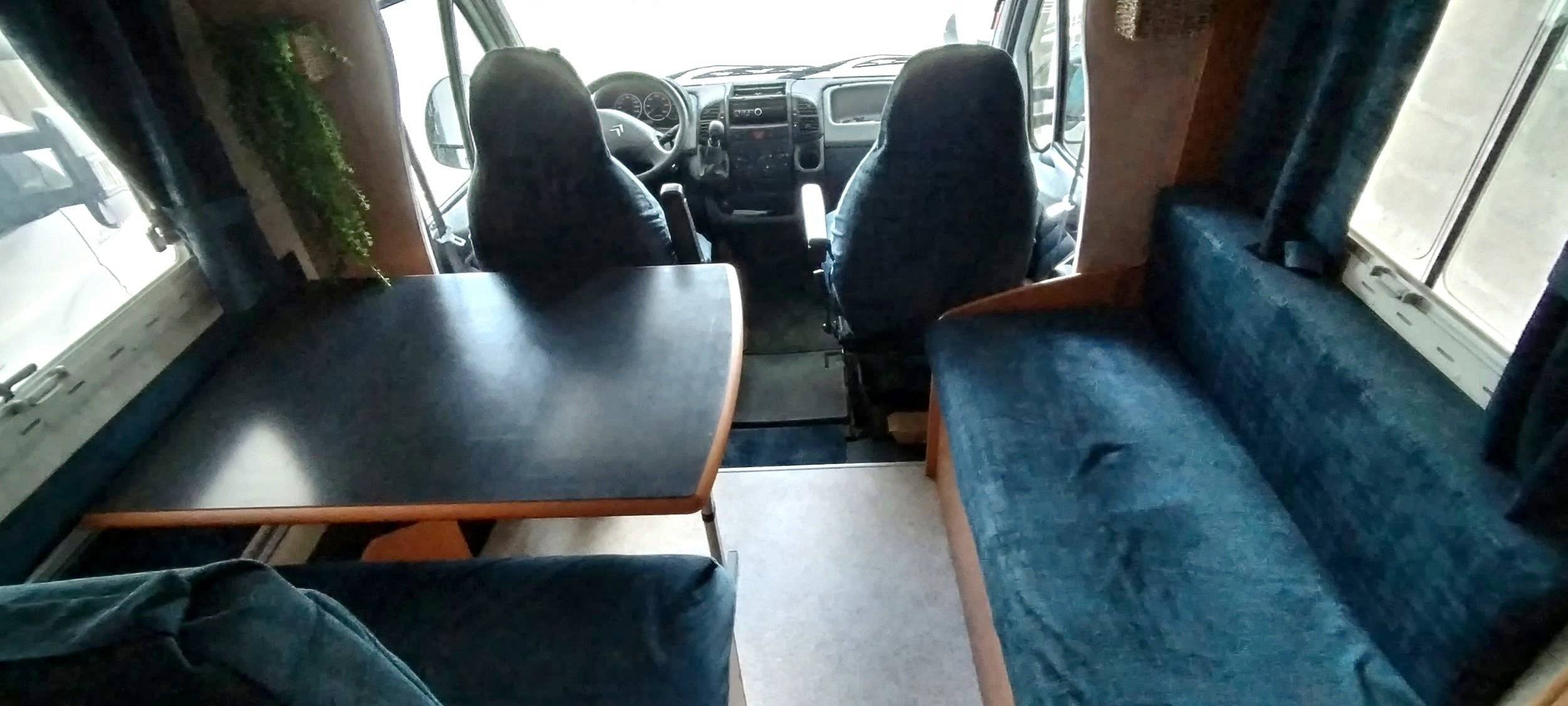 Área de jantar Citroën Jumper 2.8l - Yescapa