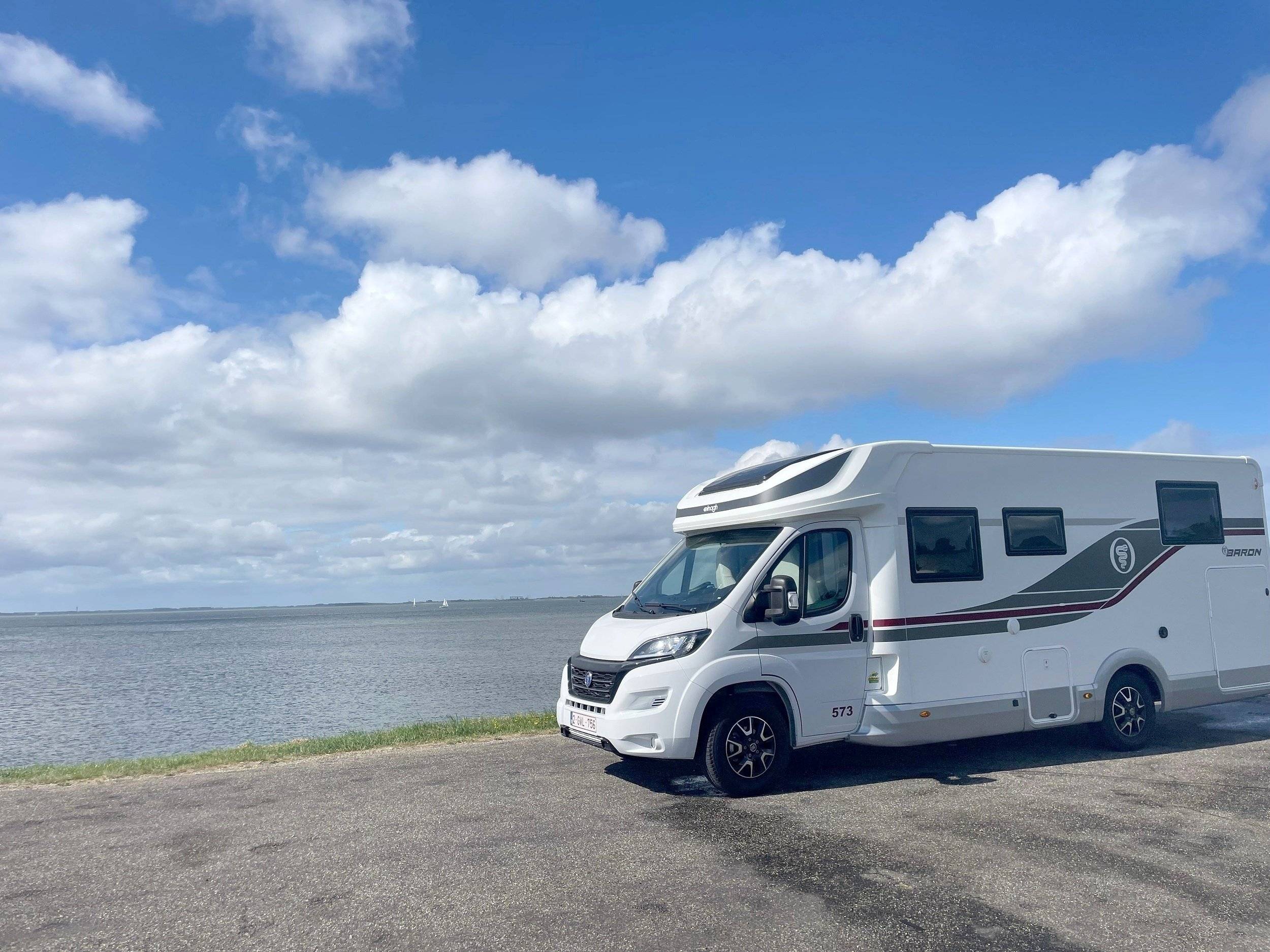 schräge Vorderansicht Fiat - Yescapa