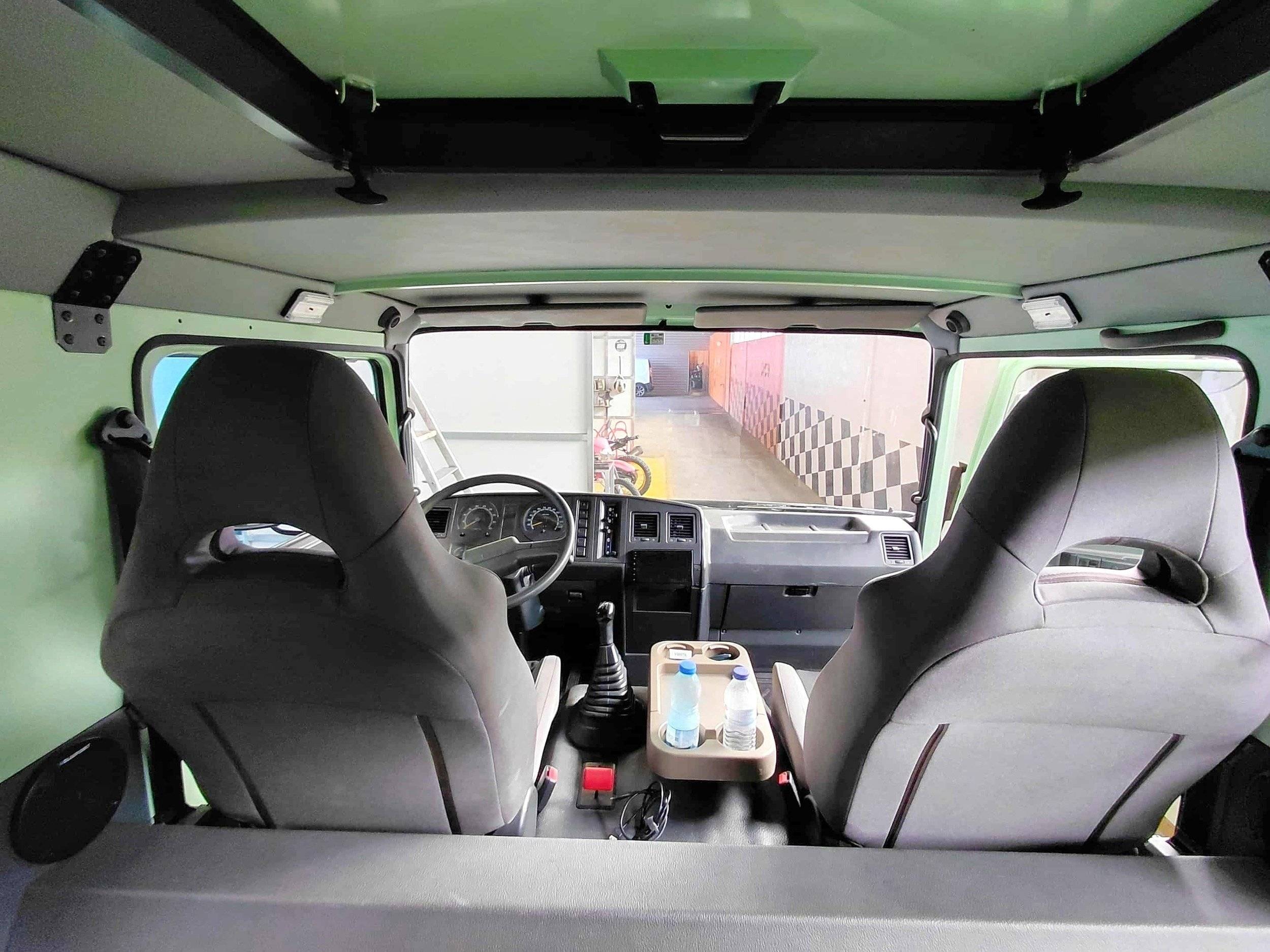 Driver's compartment Nissan - Yescapa