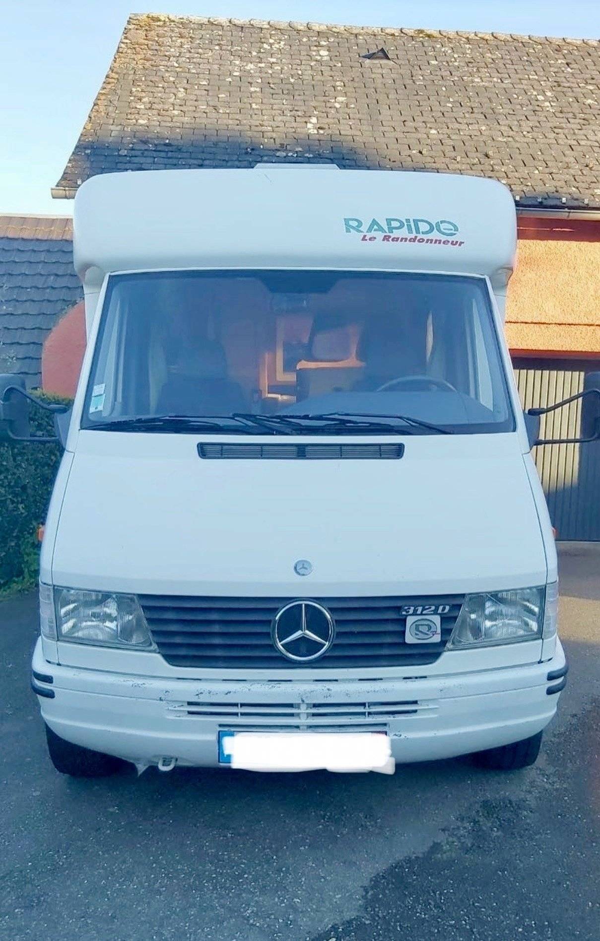 schräge Vorderansicht Mercedes Sprinter 2,2 l 130 ch - Yescapa
