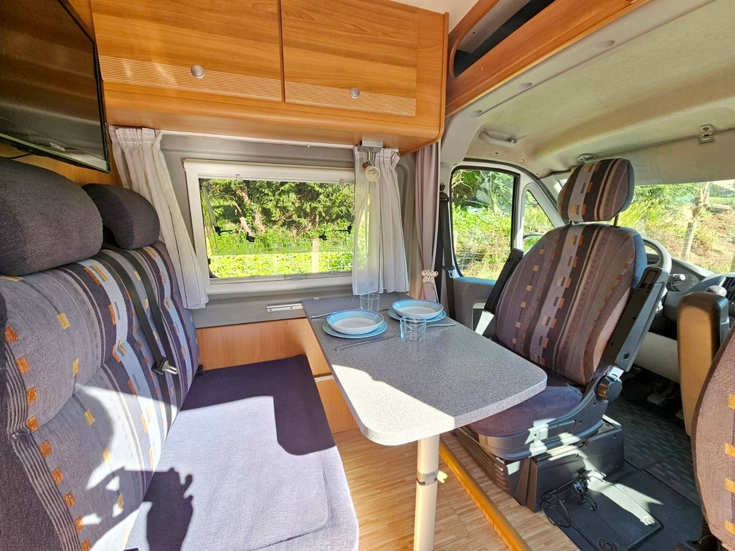 Área de jantar Citroën Jumper 2,2 l 120 ch - Yescapa