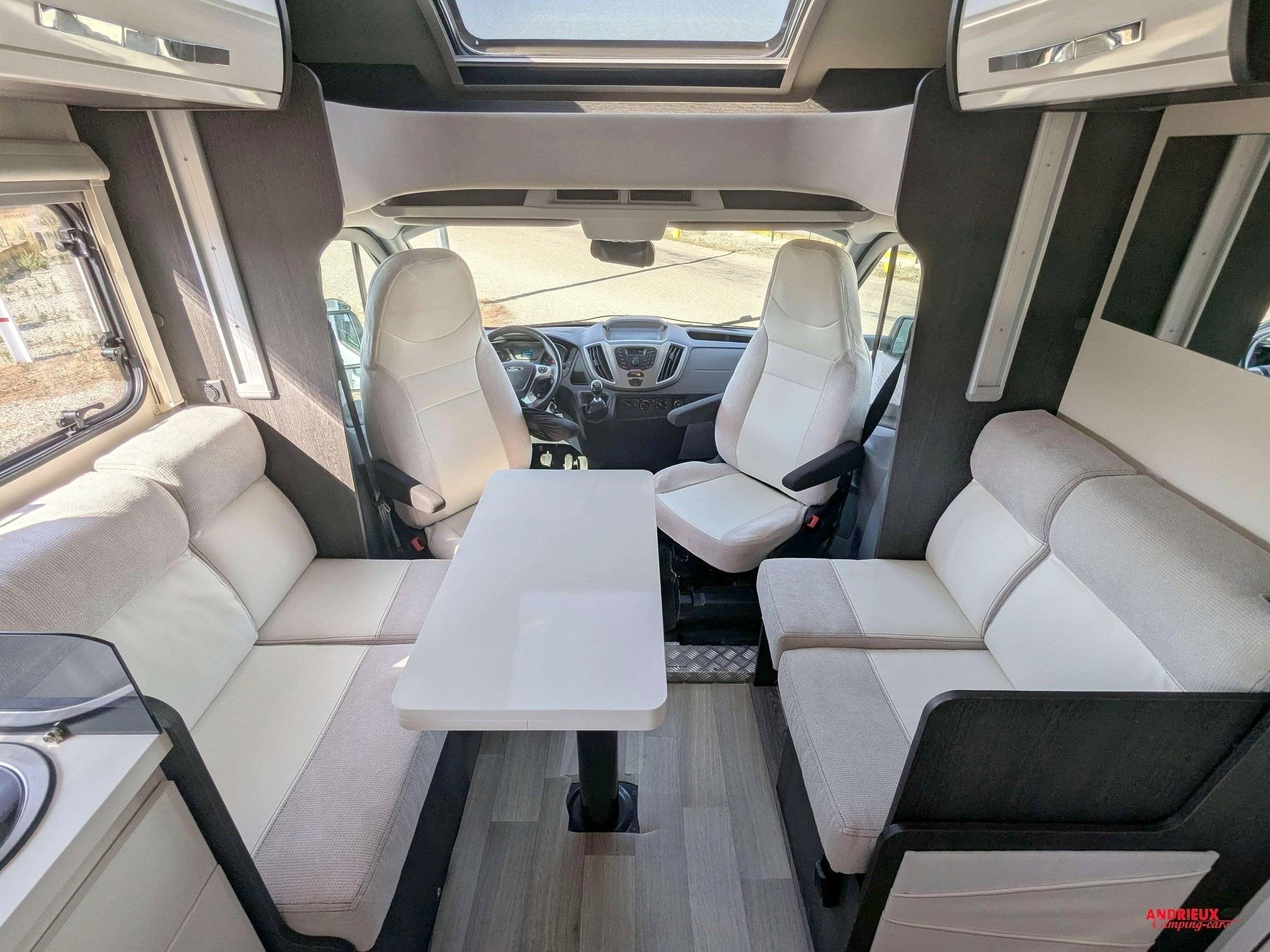 Área de jantar Ford Transit 2,0 l 170 ch - Yescapa