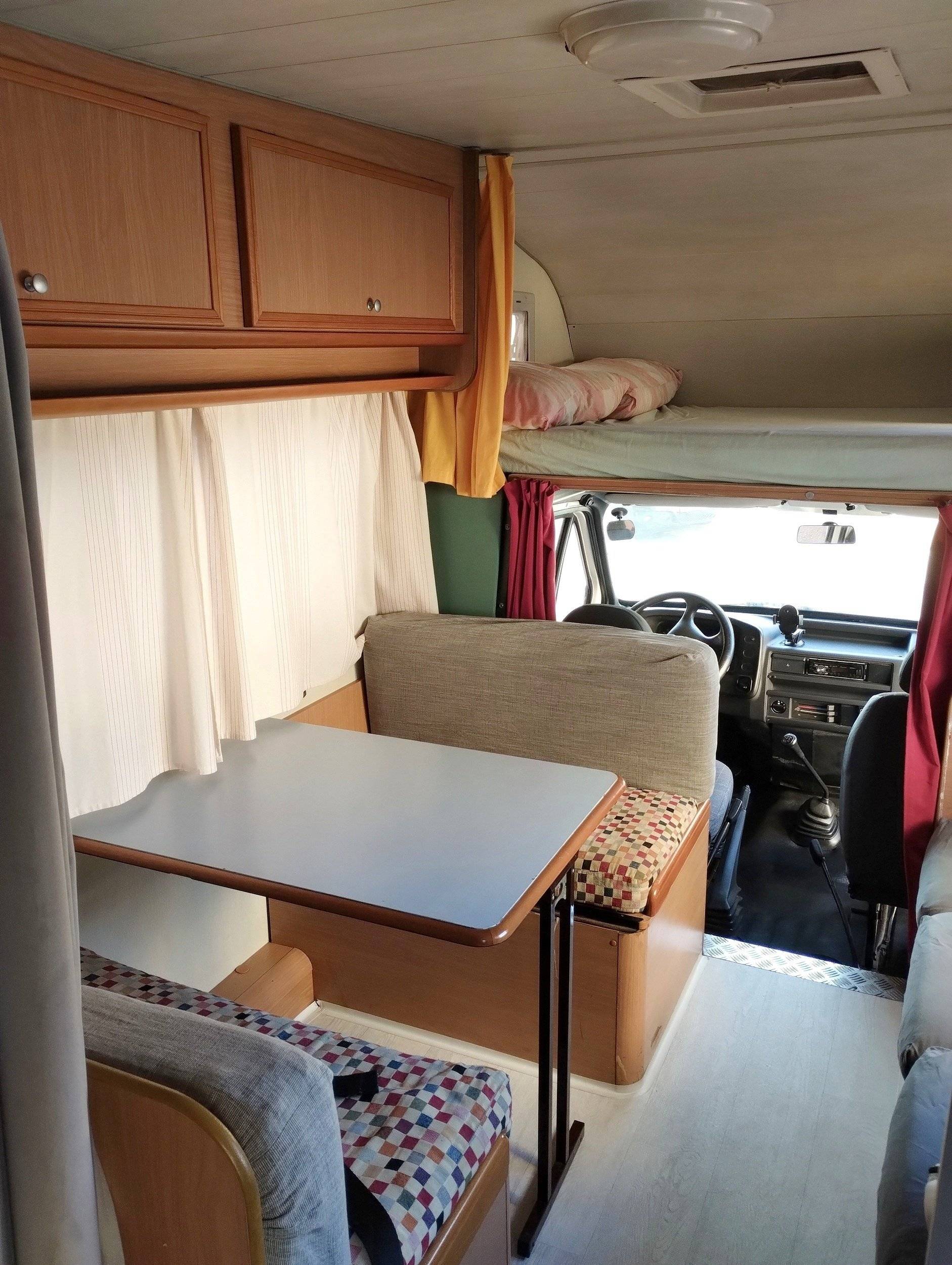 Menjador Ford Transit 2,5 | 120 ch. - Yescapa