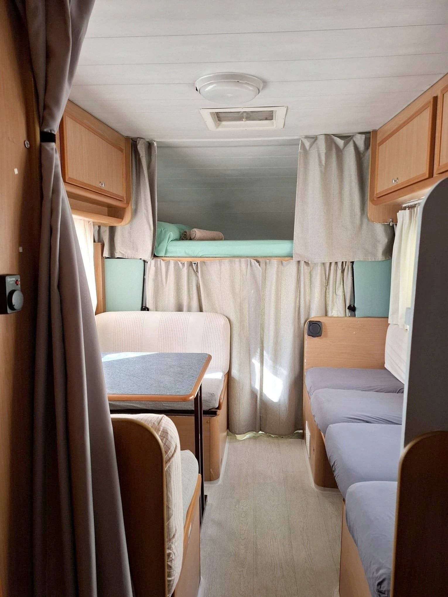 Dining Area Ford Transit 2,5 | 120 ch. - Yescapa