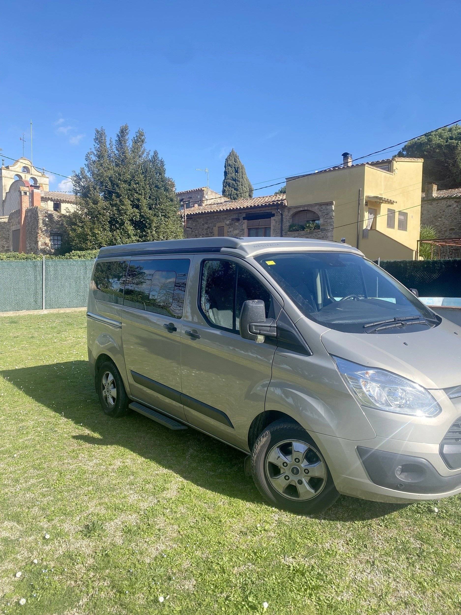 Vue avant de 3/4 Ford Transit 2,0 l 170 ch - Yescapa