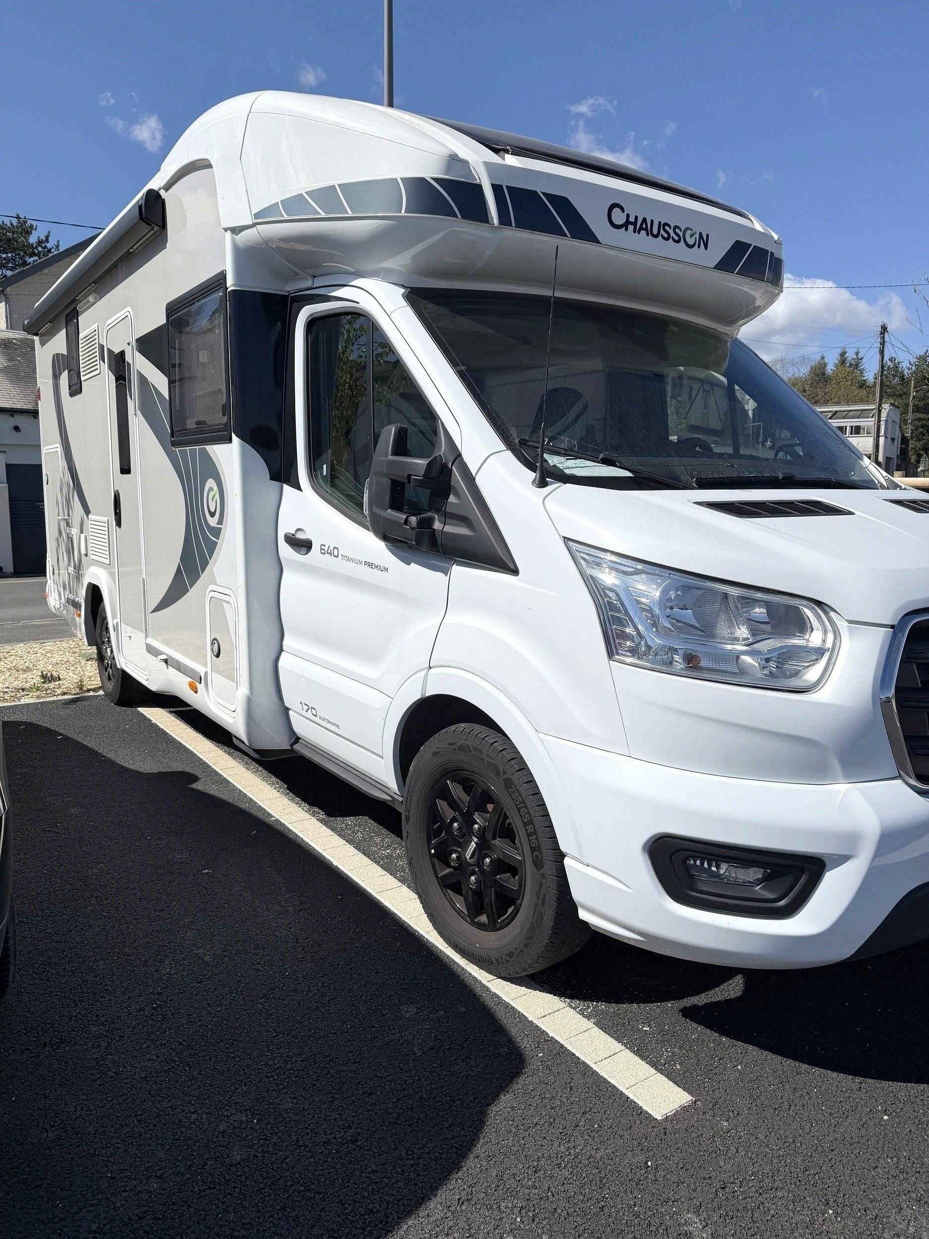 schräge Vorderansicht Ford 2.5 TD - Yescapa