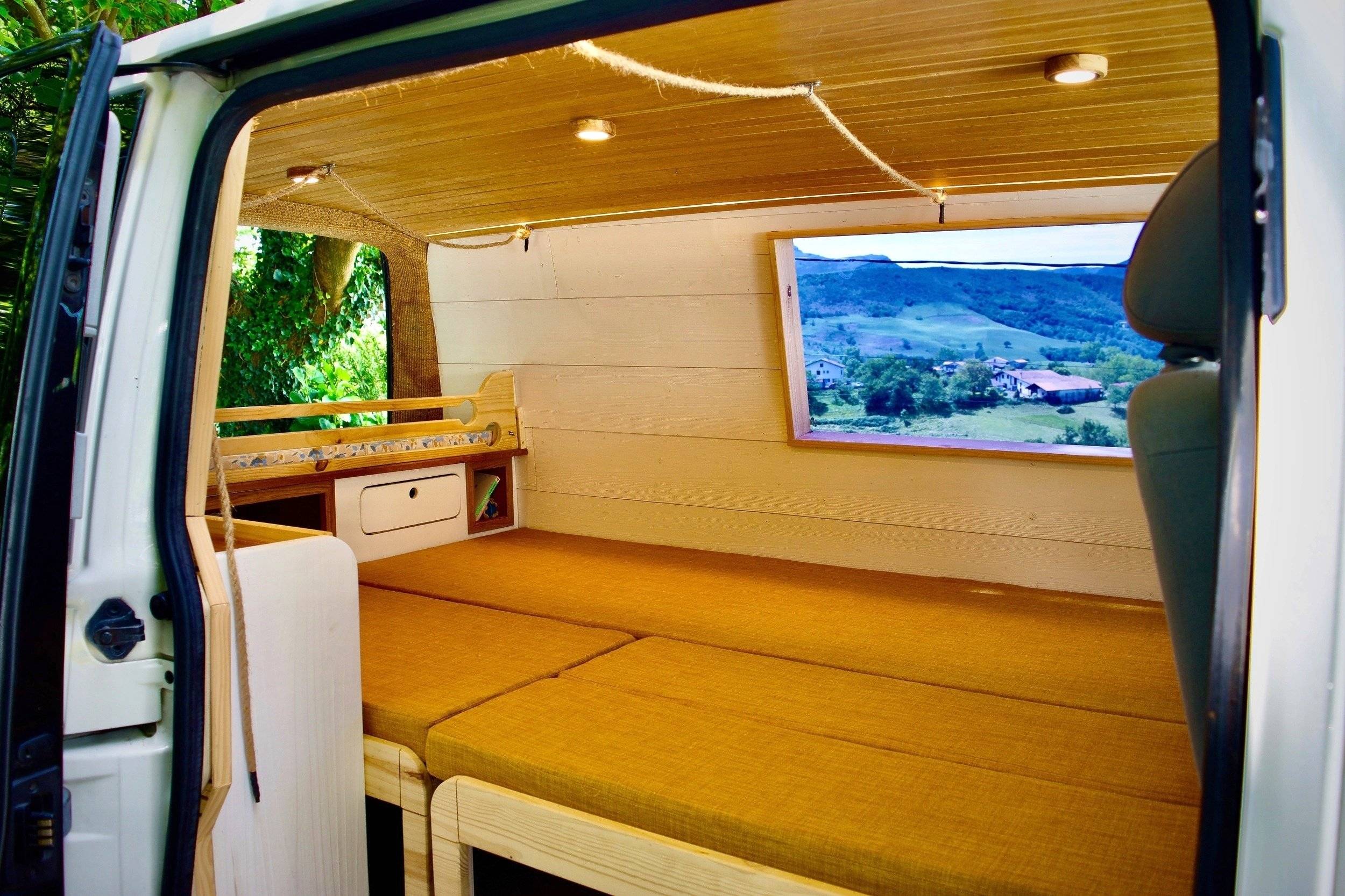 Couchages Volkswagen T5 2,5 l 130 ch - Yescapa