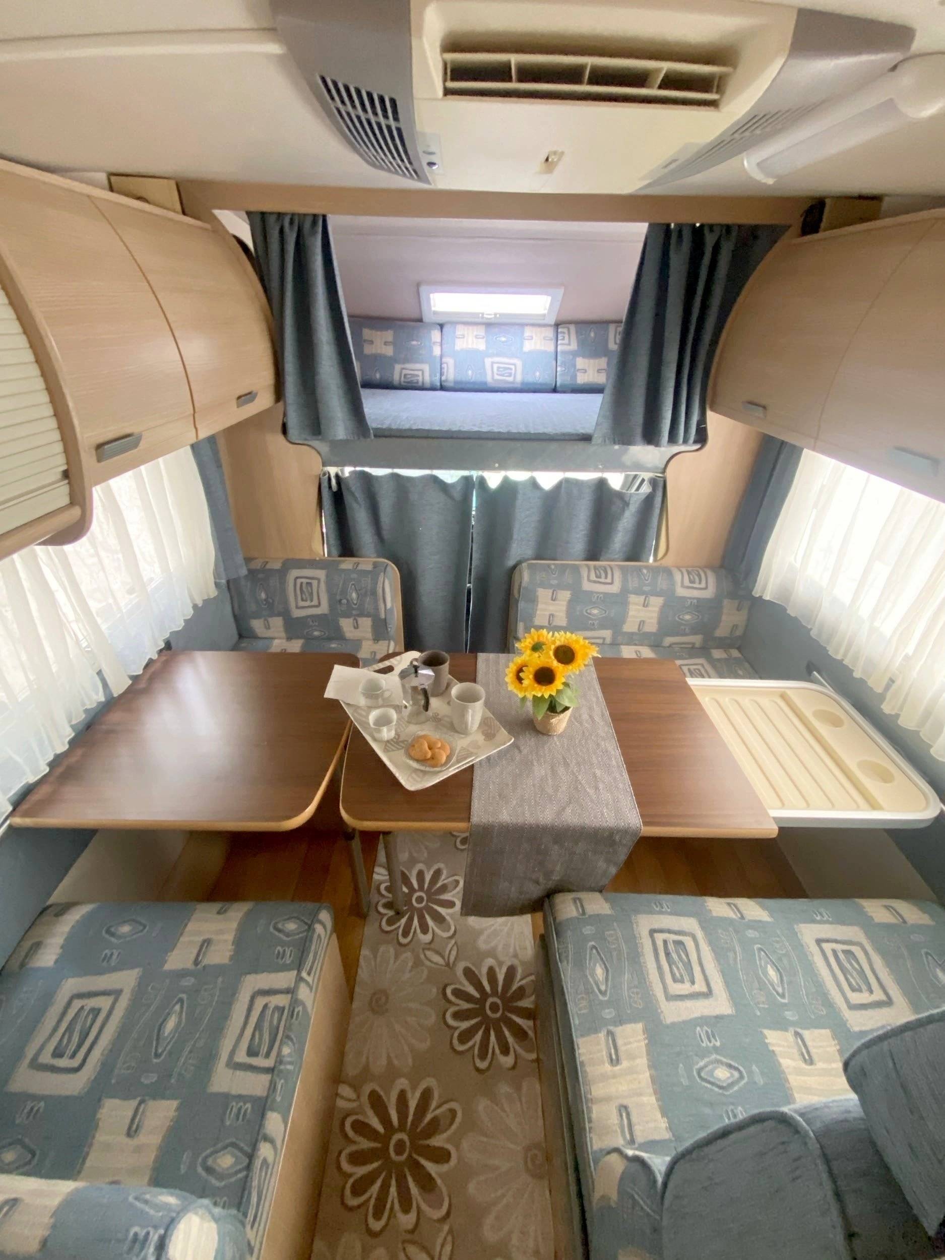 Dining Area Ford Transit 2,4 l 140 ch - Yescapa