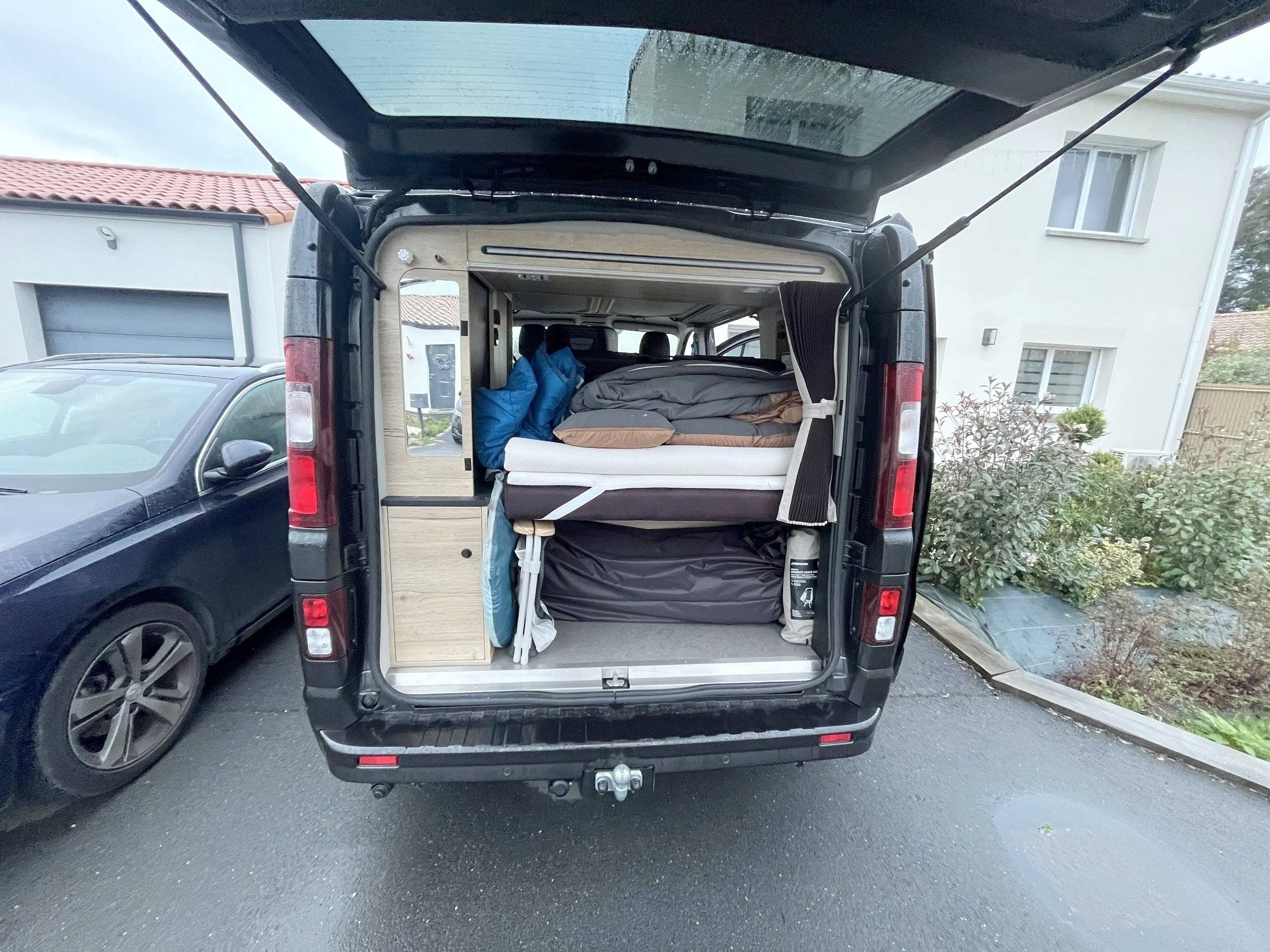 Berth Renault Renault Trafic III 2.0L DCI 130CV - Yescapa