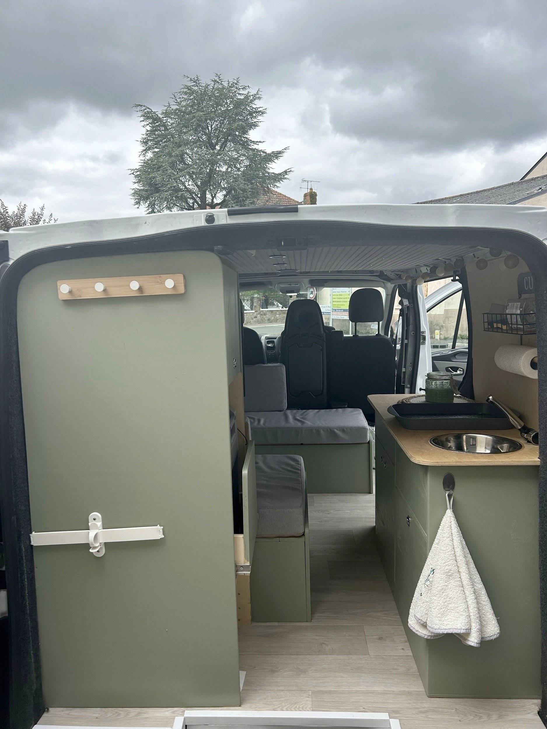 Coin repas Renault Trafic 1,6 l 120 ch - Yescapa