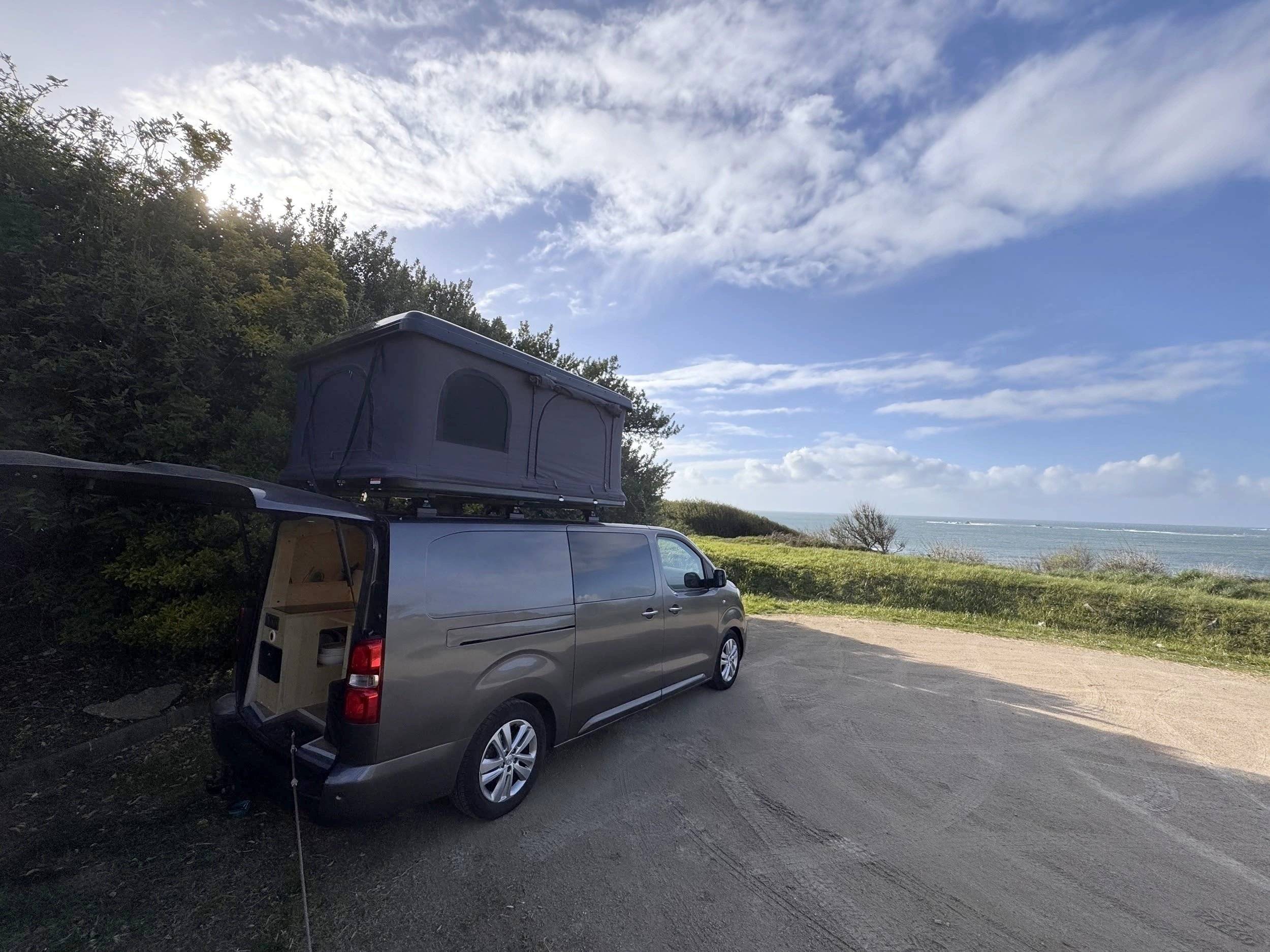 Front view from 3/4 Peugeot Expert III - Yescapa
