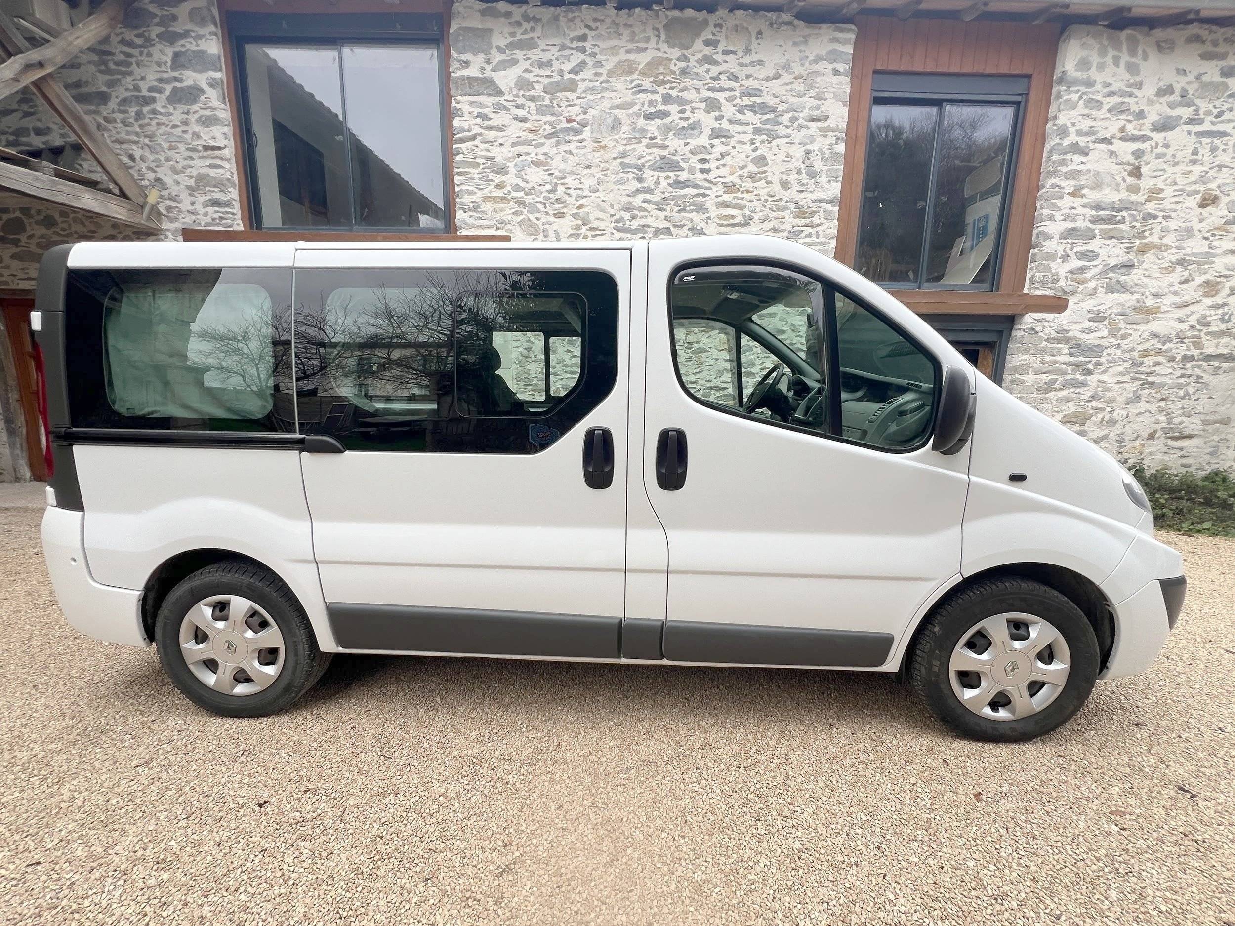 Vue avant de 3/4 Renault 2,0 l 90 ch - Yescapa