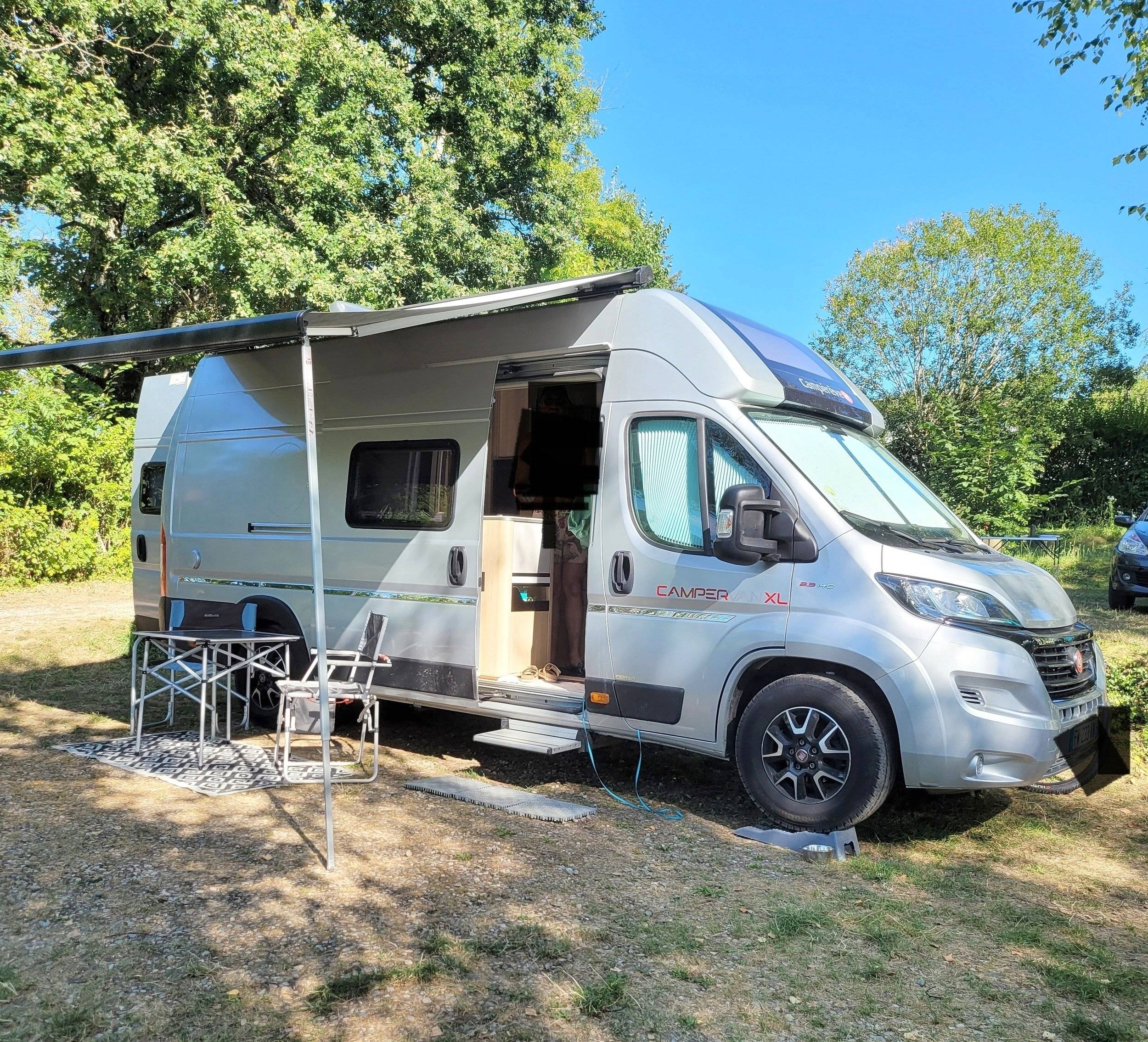 schräge Vorderansicht Fiat Ducato 2,3 l 140 ch - Yescapa