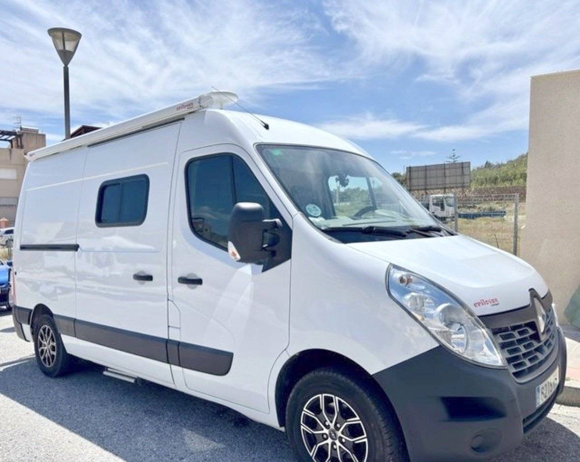 Vista del vehículo ángulo delantero Renault Renault master 3.0l DCI 136CV - Yescapa
