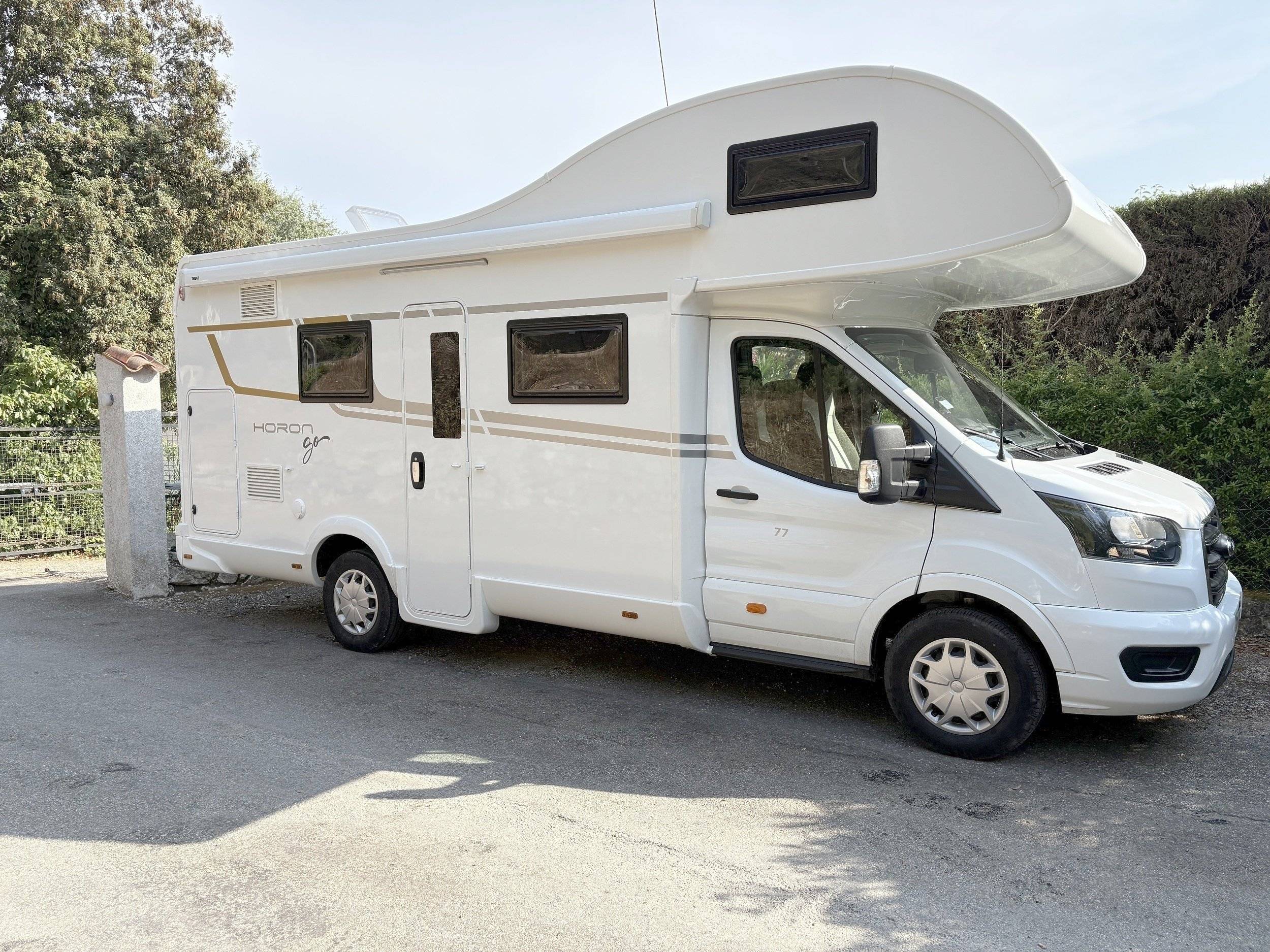 Vista frontale a ¾ Ford ford transit - Yescapa