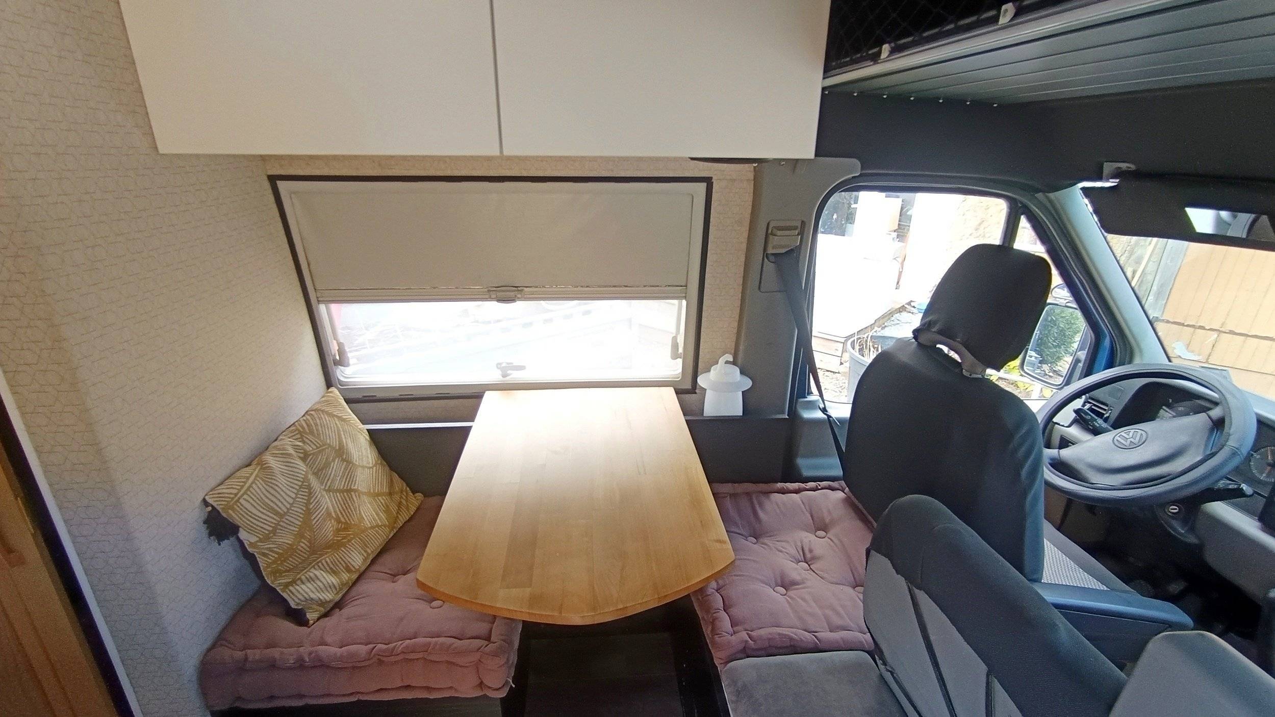 Dining Area Volkswagen LT28 - Yescapa