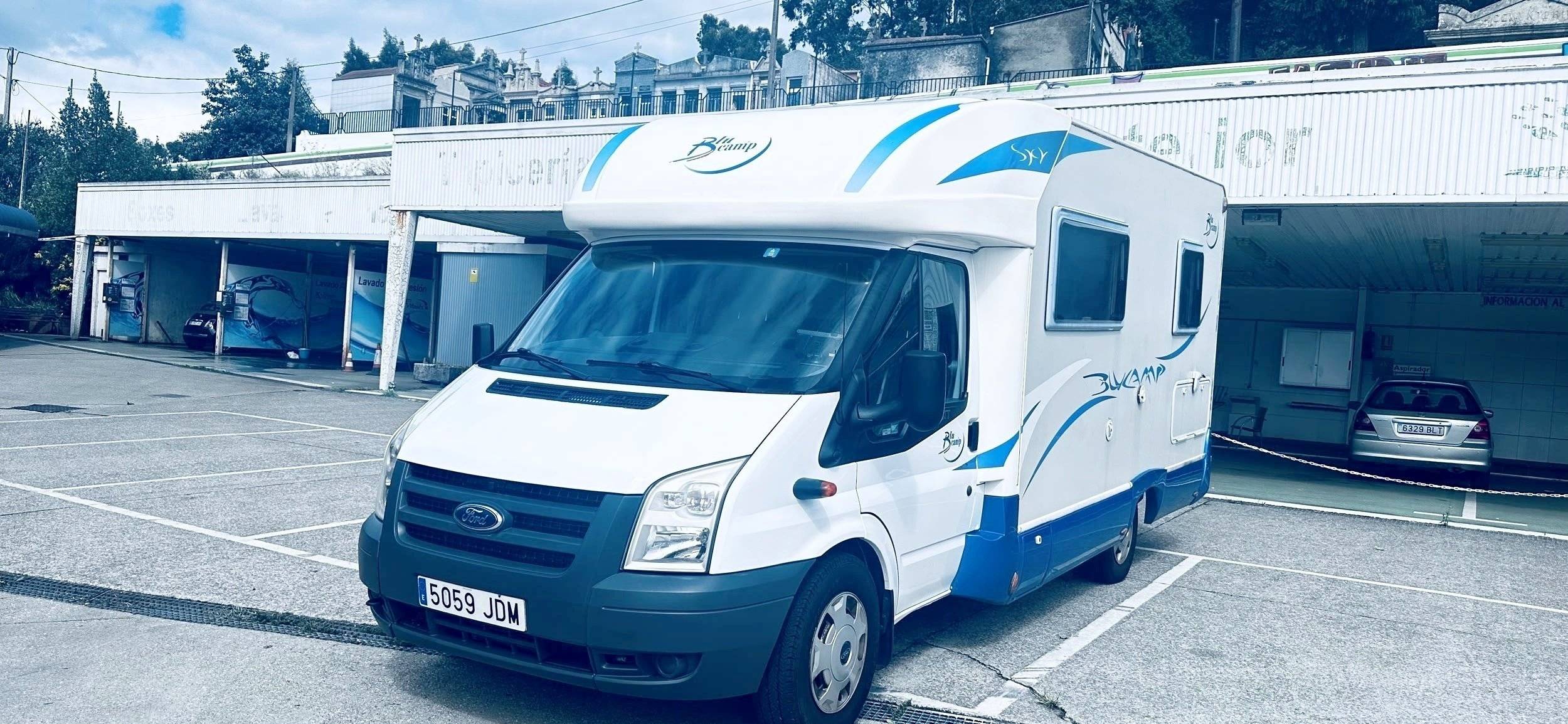schräge Vorderansicht Ford Transit 2,5 l TDCi 140 ch. - Yescapa