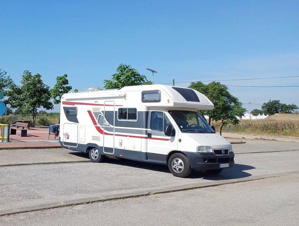 Vista frontale a ¾ Fiat - Yescapa