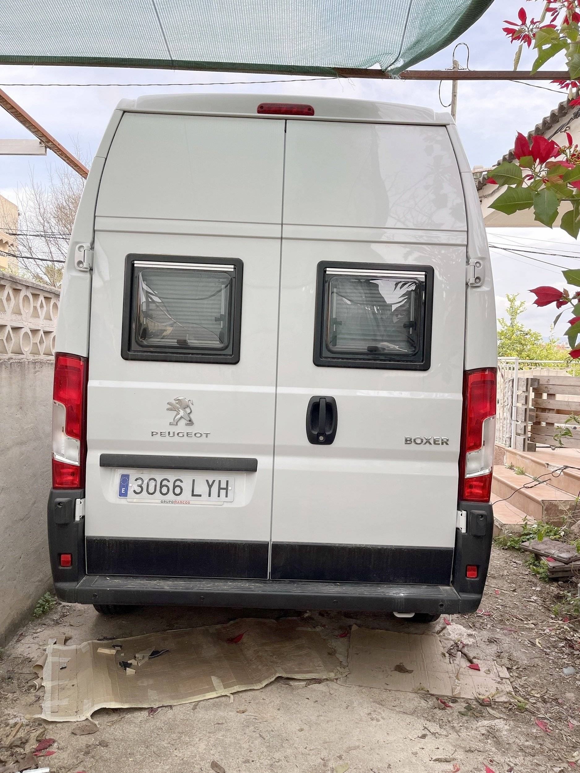 Vue arrière Peugeot Boxer 2,2 l 120 ch. - Yescapa