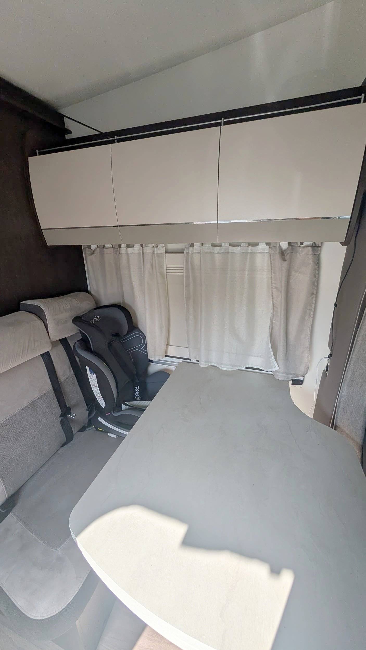 Dining Area Ford Transit 2.0 TdCi - Yescapa