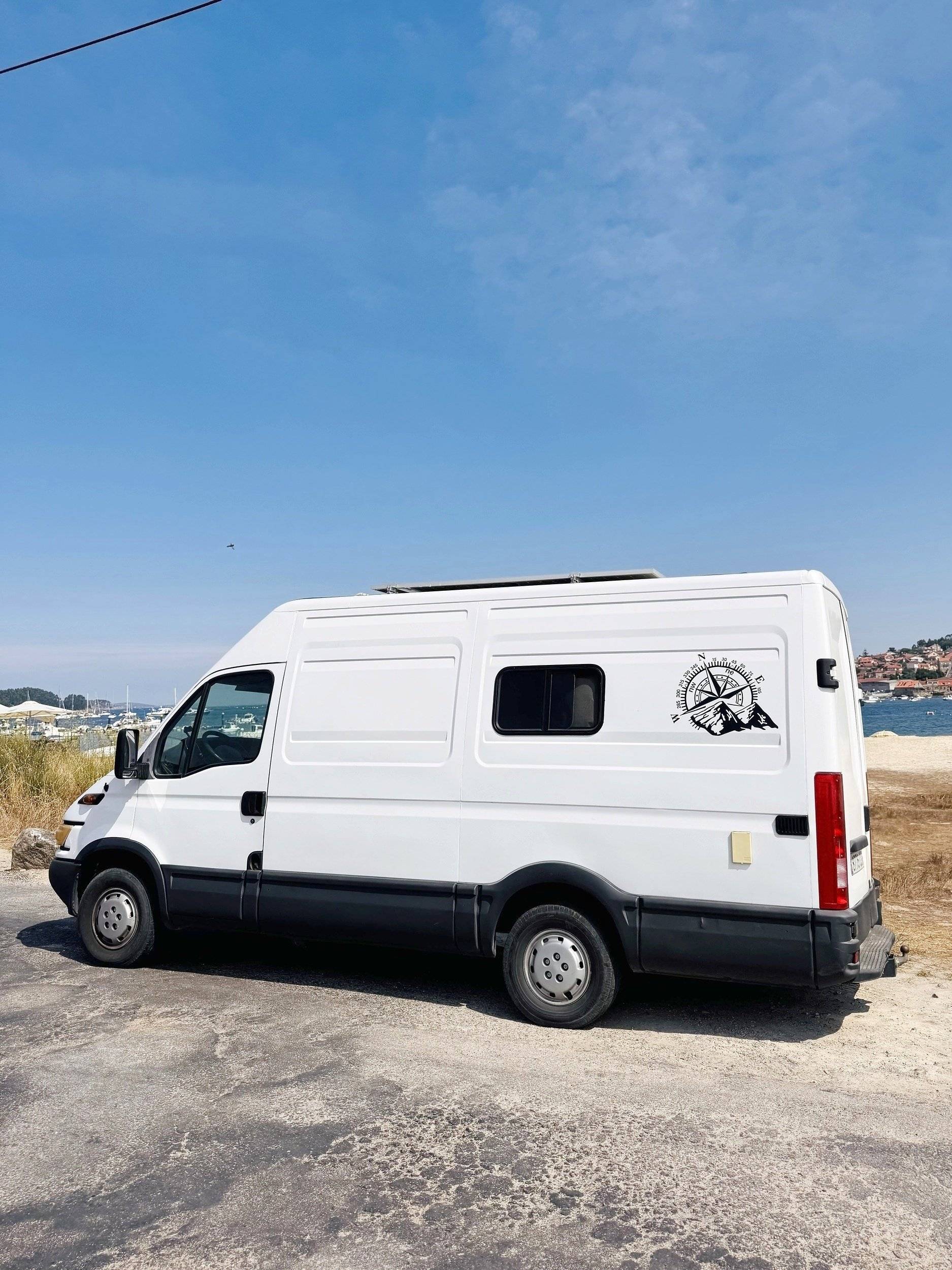 Vue avant de 3/4 Iveco Daily 2.3 - Yescapa
