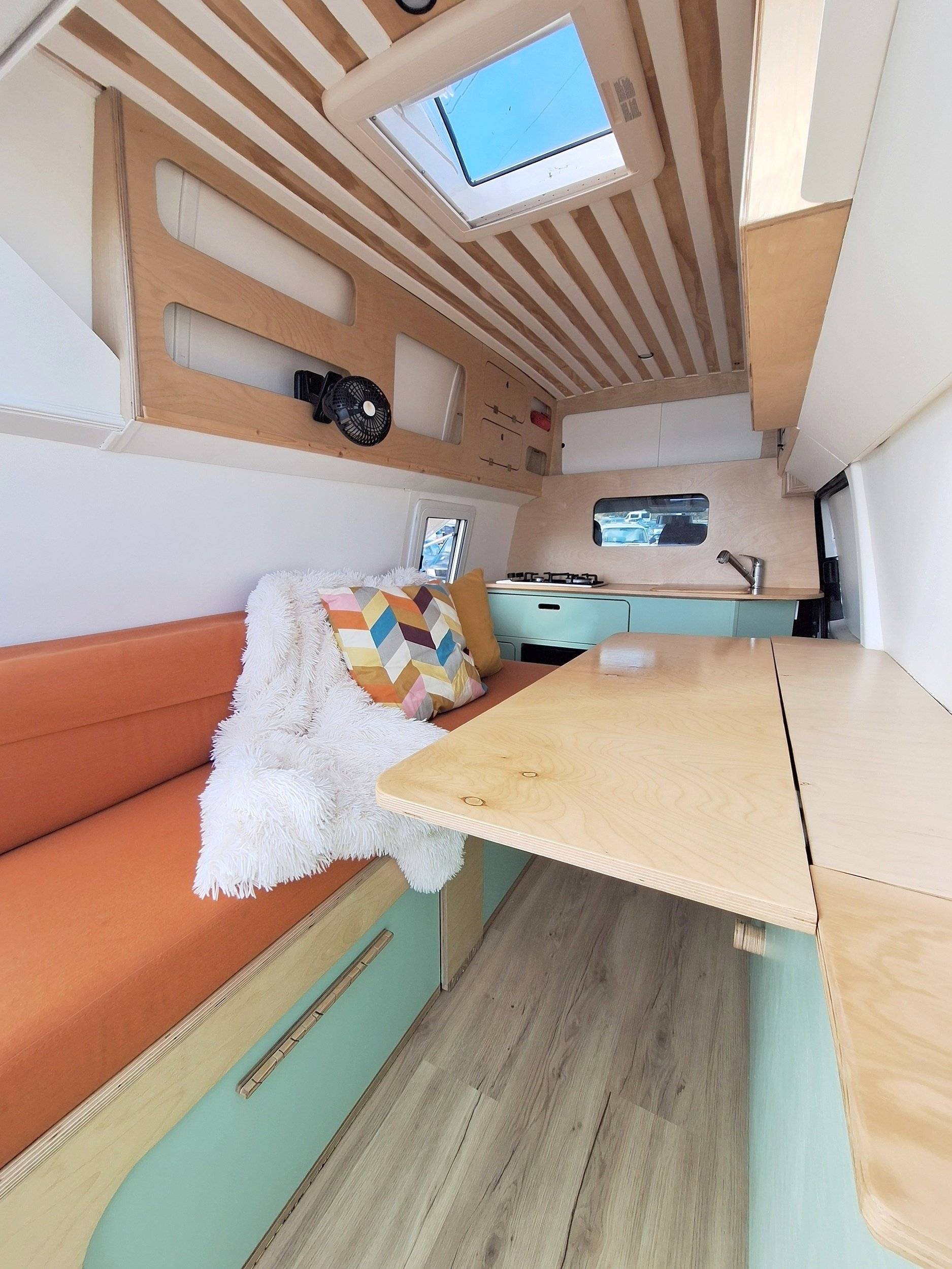 Menjador Volkswagen Volkswagen Transporter T6 TDI BM long - Yescapa