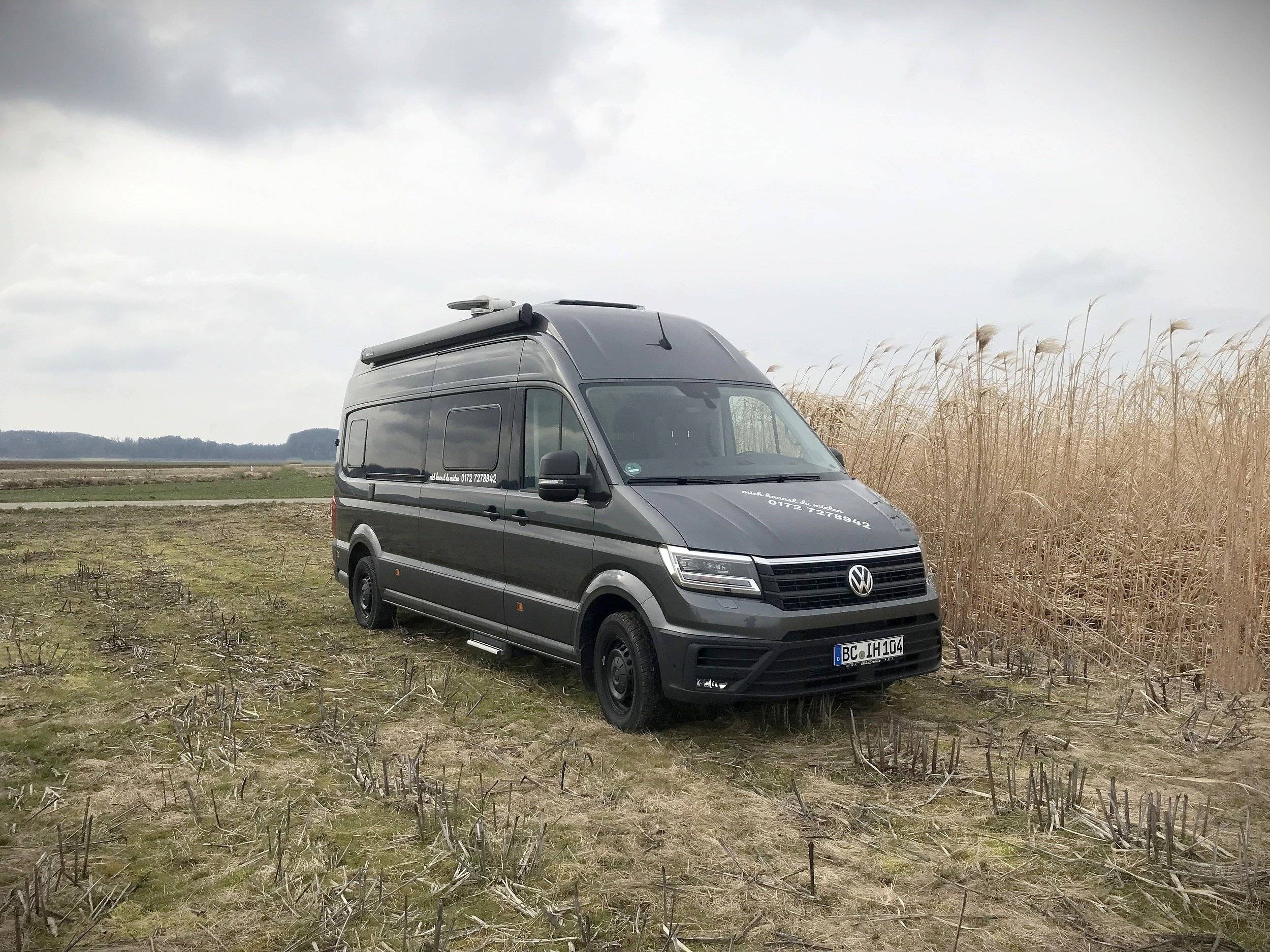 Vista frontale a ¾ Volkswagen volkswagen Crafter 2.0 TDI - Yescapa