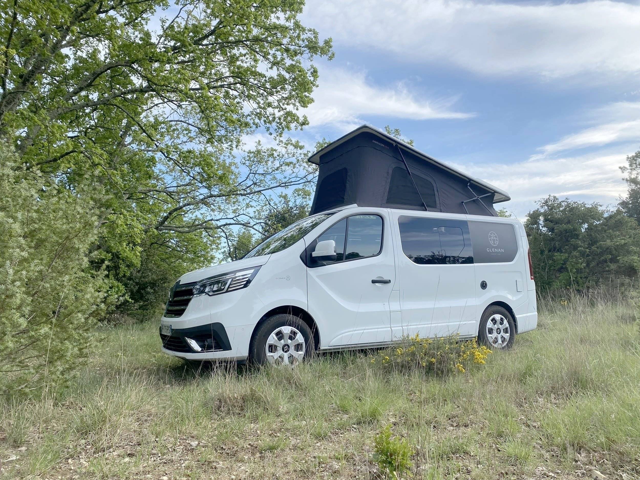 Voorkant 3/4 Renault Traffic 3 2L Dci 150cv - Yescapa