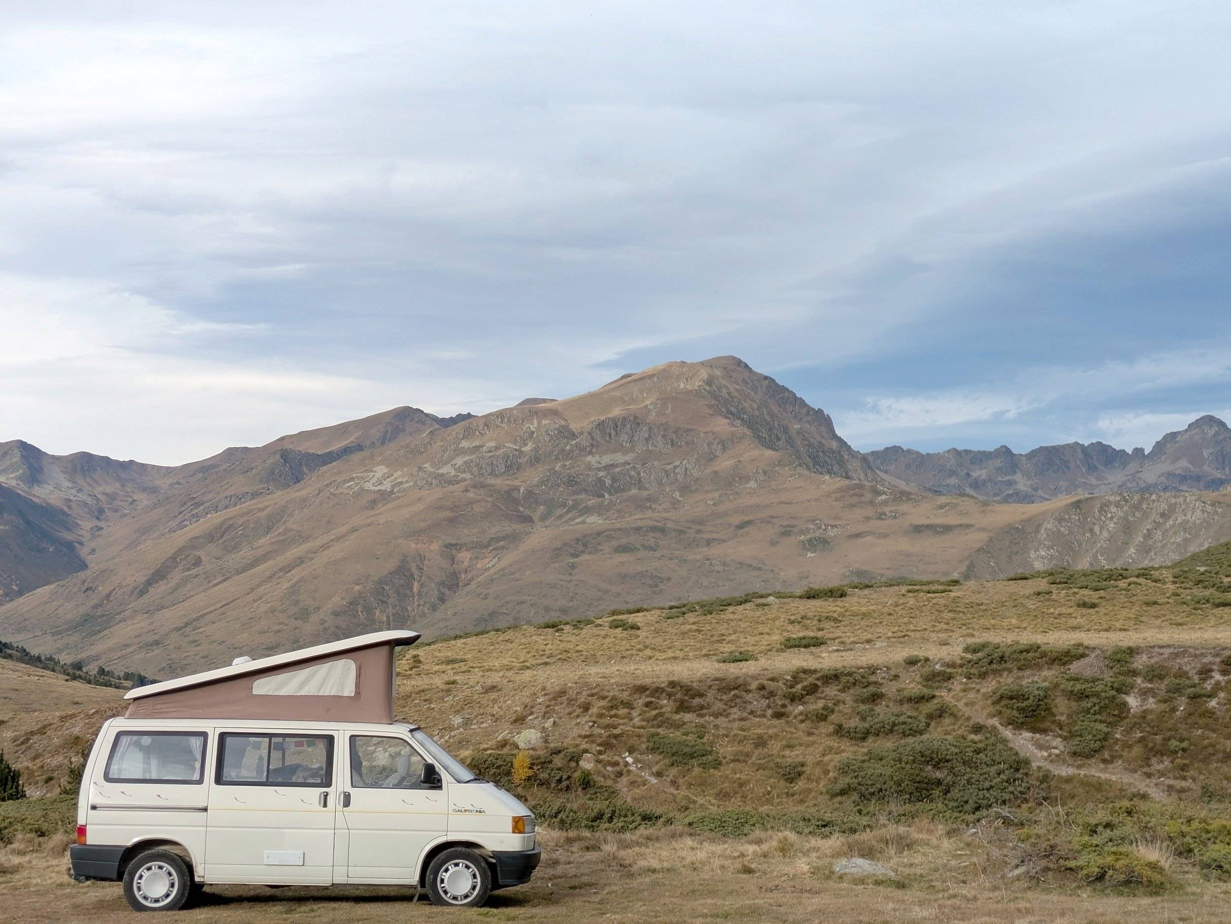 Vue avant de 3/4 Volkswagen VOLKSWAGEN CALIFORNIA - Yescapa