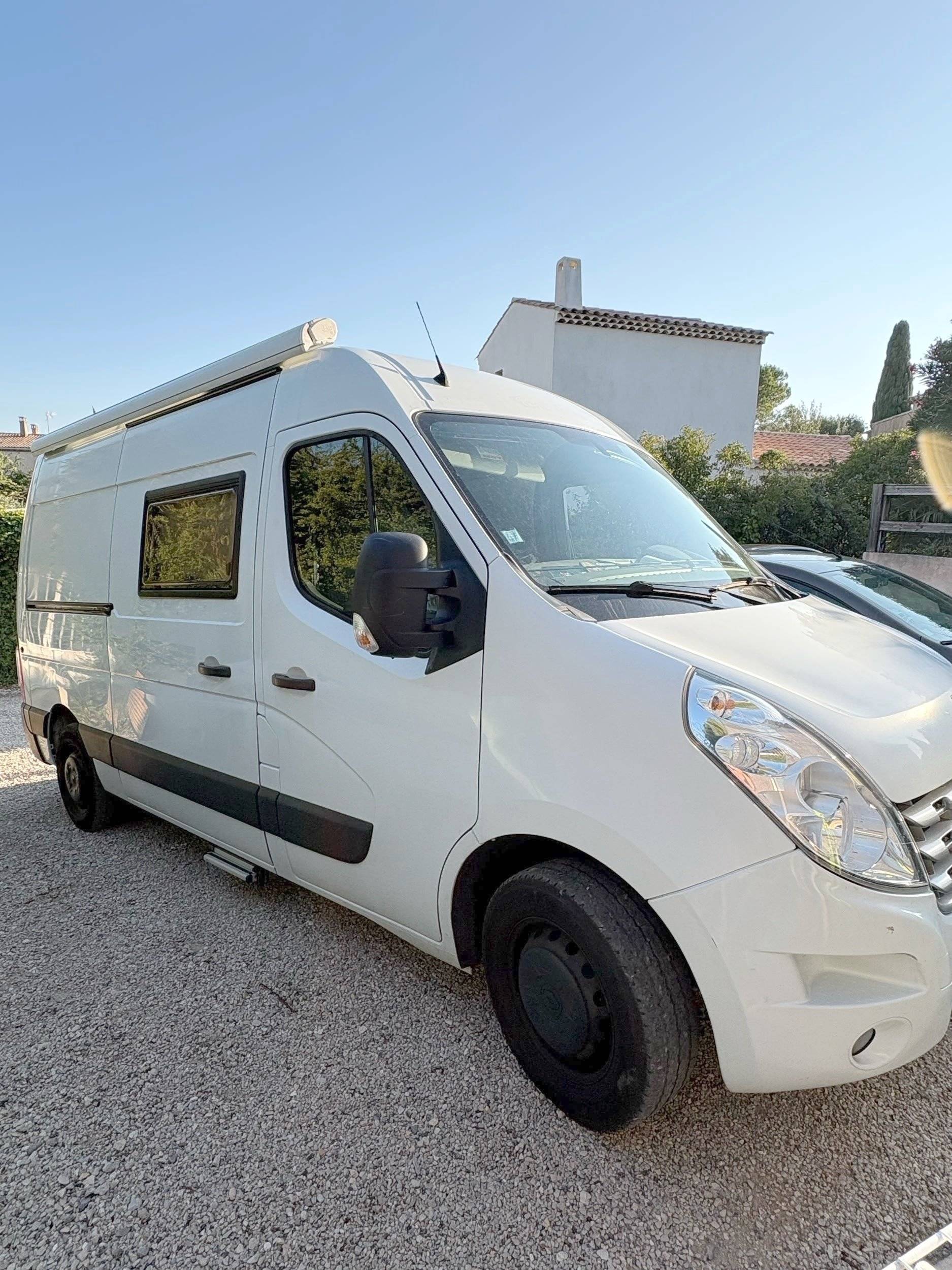 schräge Vorderansicht Renault Master 2,3 l 125 ch - Yescapa