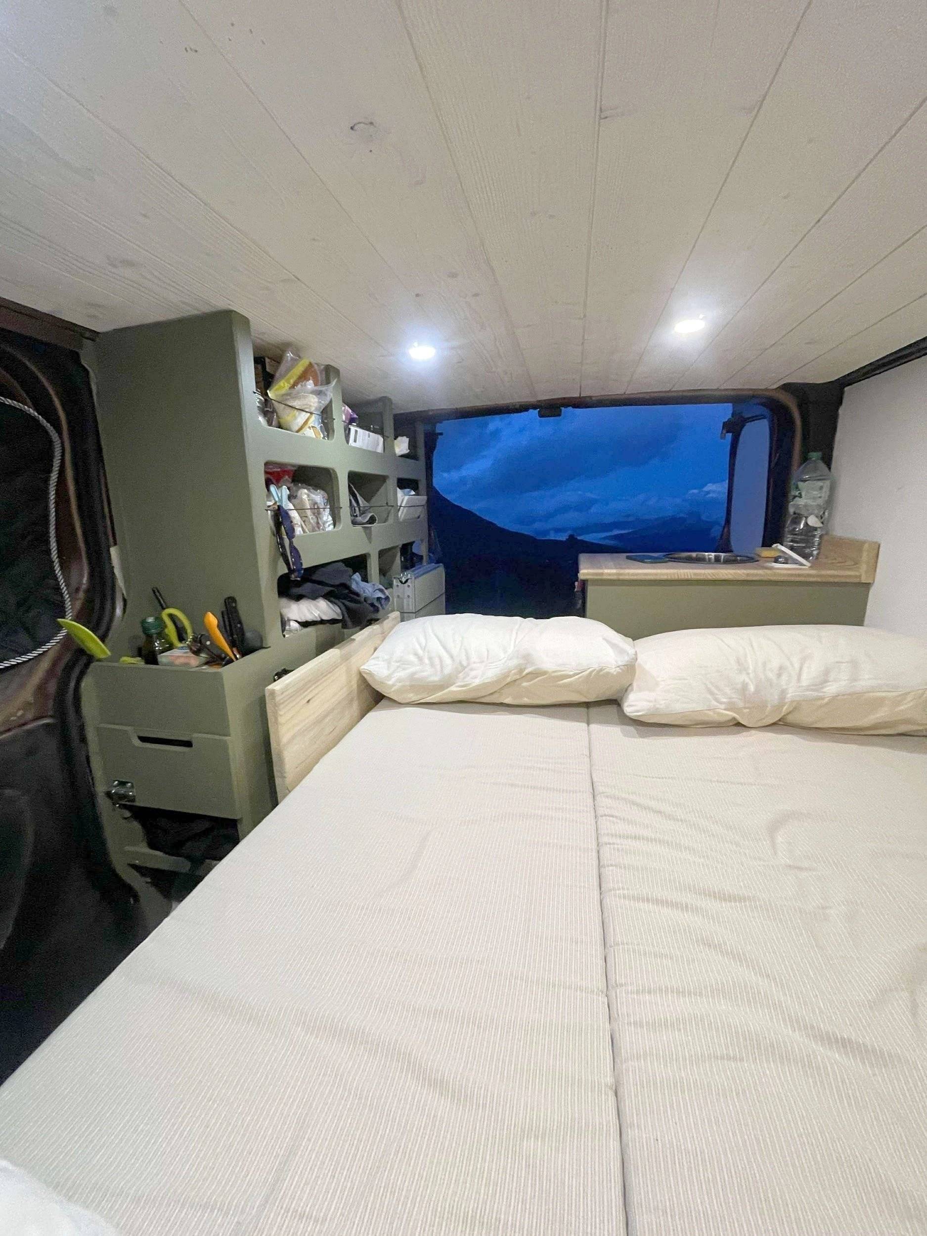 Dining Area Nissan NV300 - Yescapa