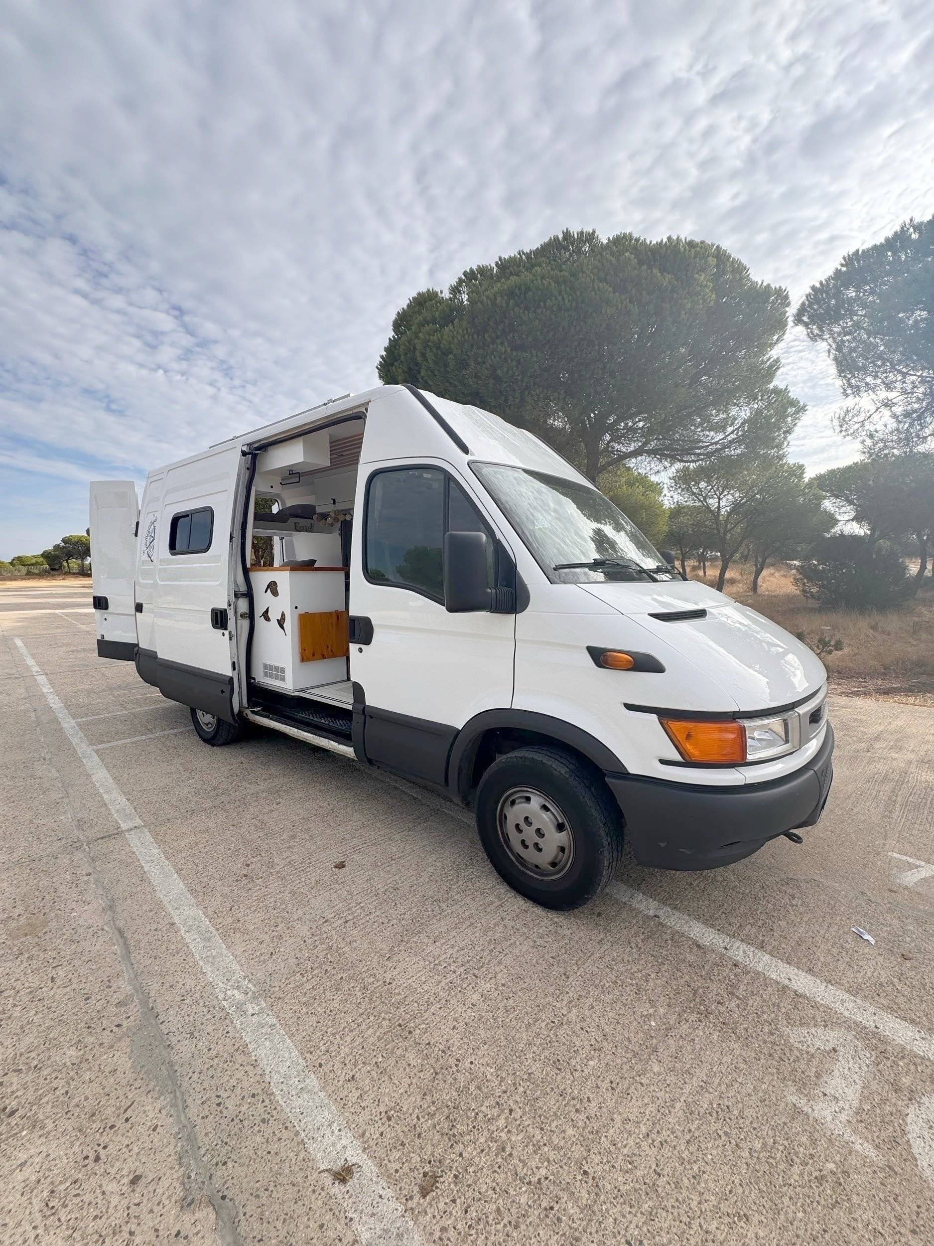 Vista frontale a ¾ Iveco Daily 2,3 HPI 116 ch. - Yescapa