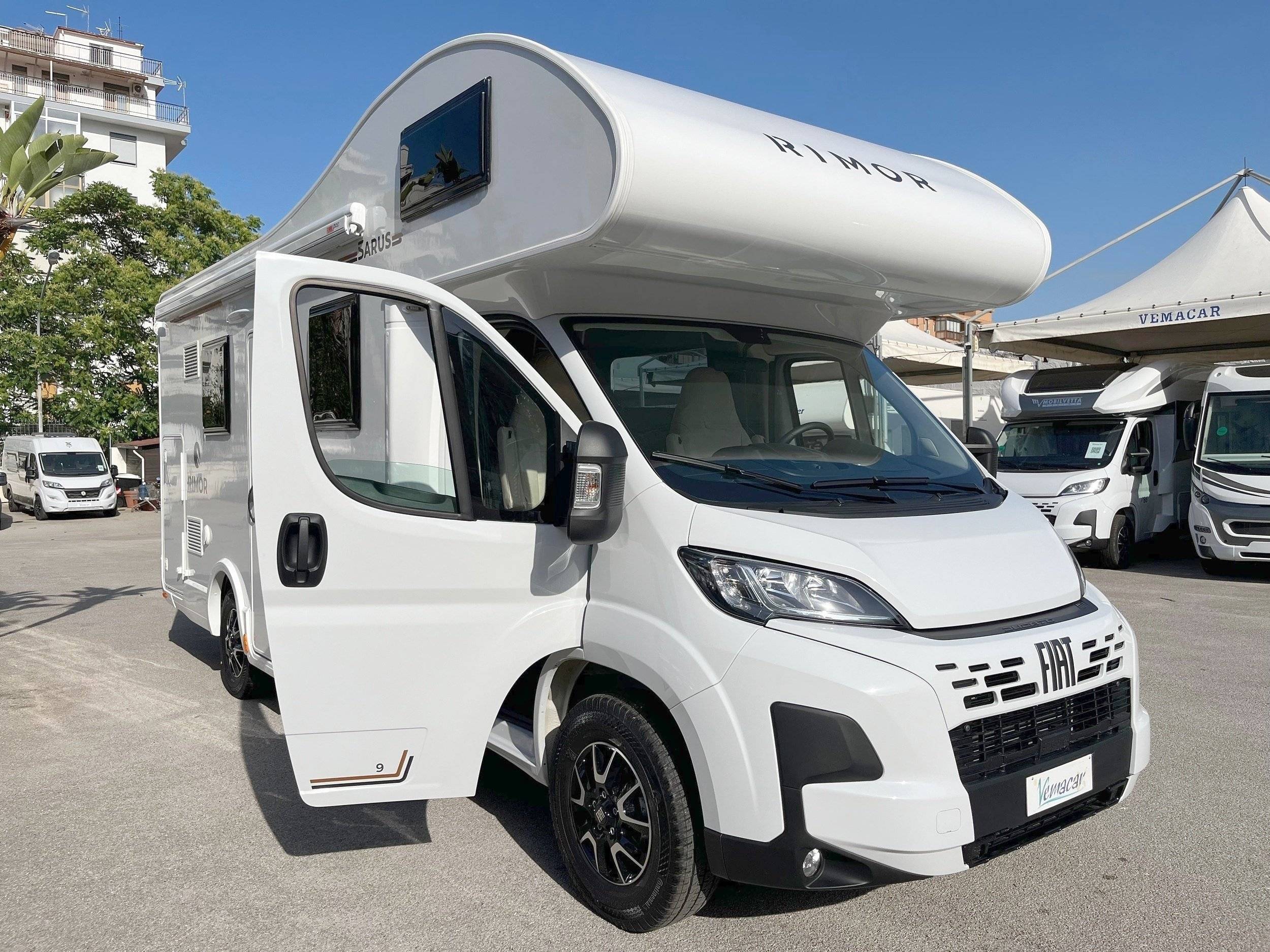 Vue avant de 3/4 Fiat Fiat - Yescapa