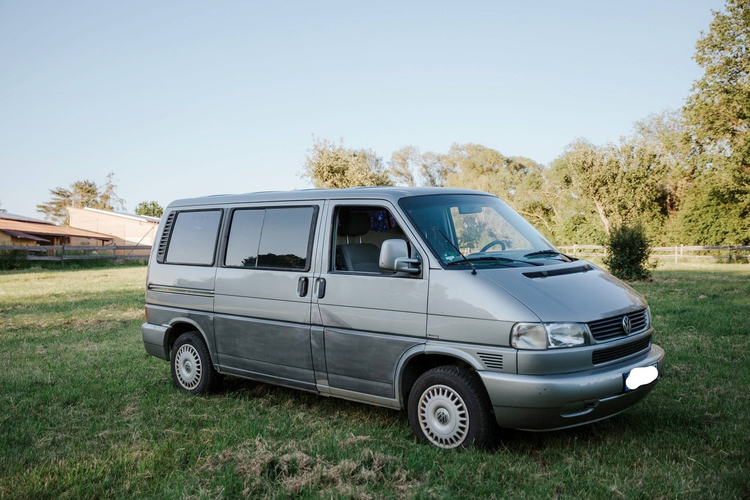 Vista de 3/4 Volkswagen Volkswagen T4 CARAVELLE - Yescapa