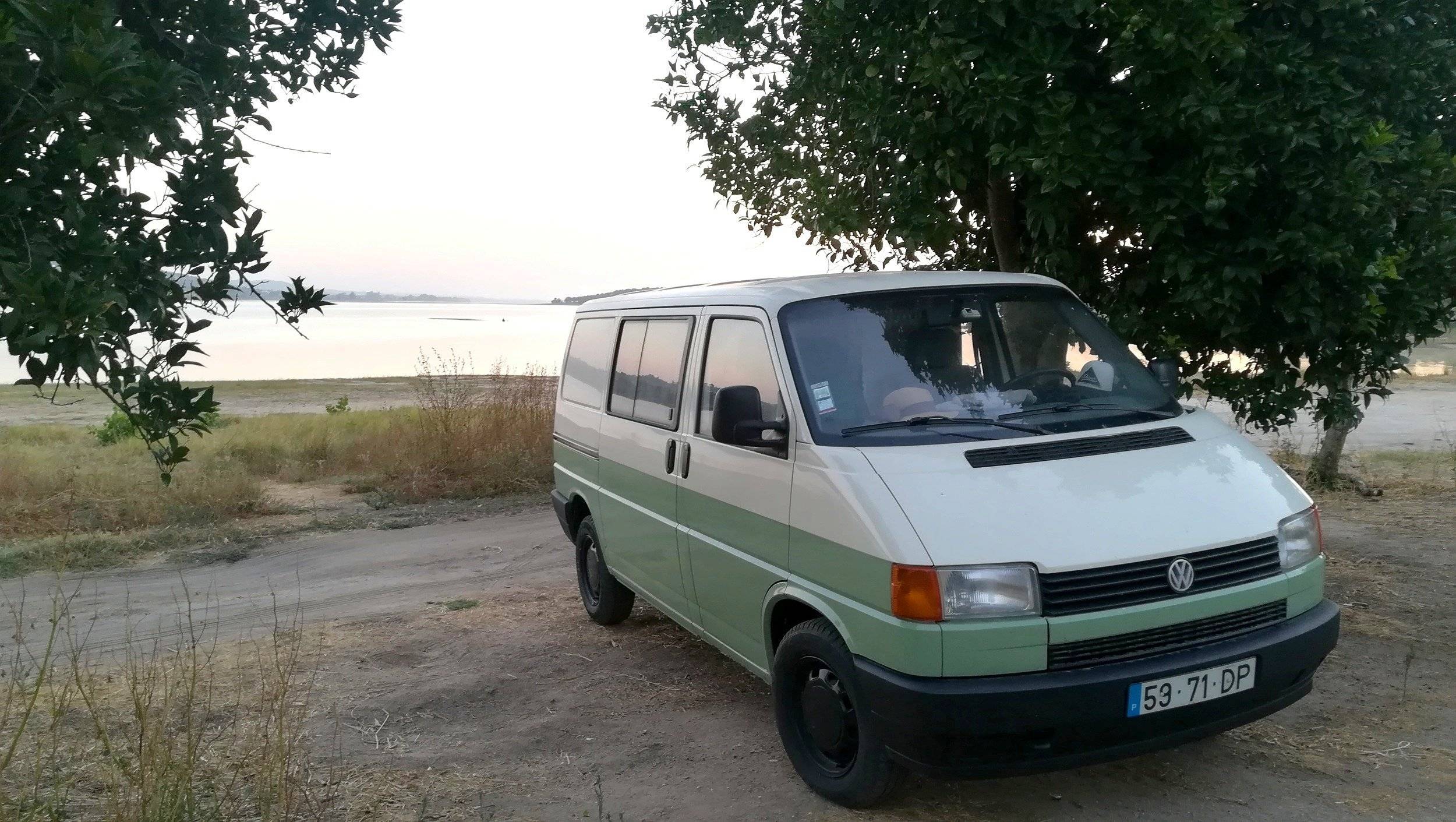Vue avant de 3/4 Volkswagen Transporter - Yescapa