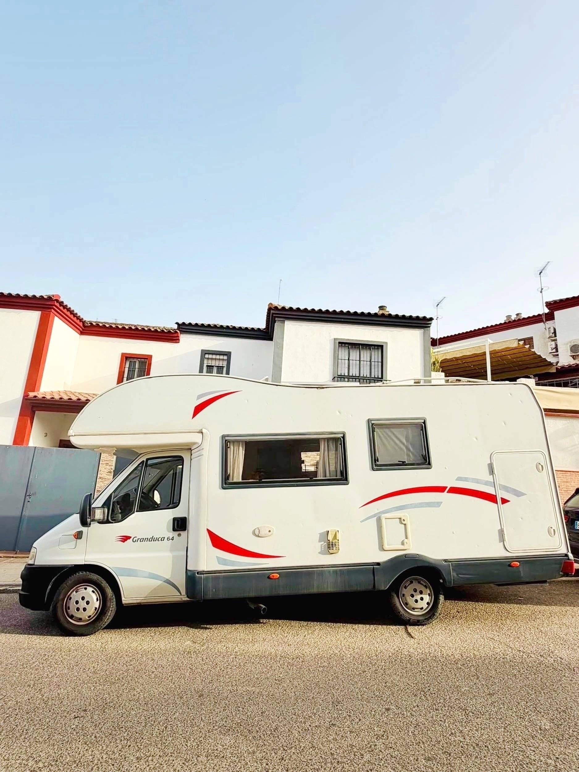 Front view from 3/4 Fiat Ducato 2.3 140 ch - Yescapa