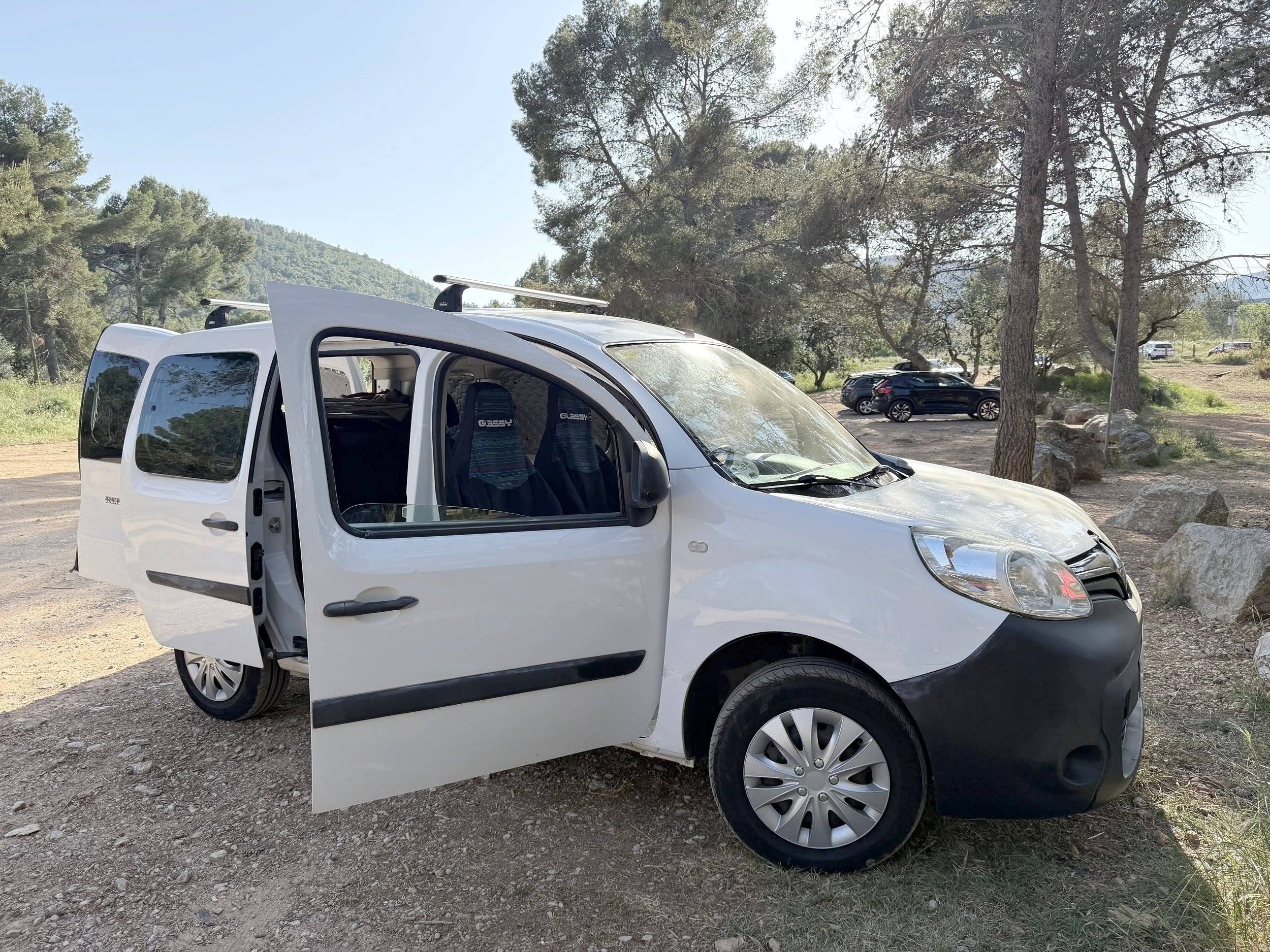 Front view from 3/4 Renault Kangoo 1,5 l DCI 105 ch - Yescapa