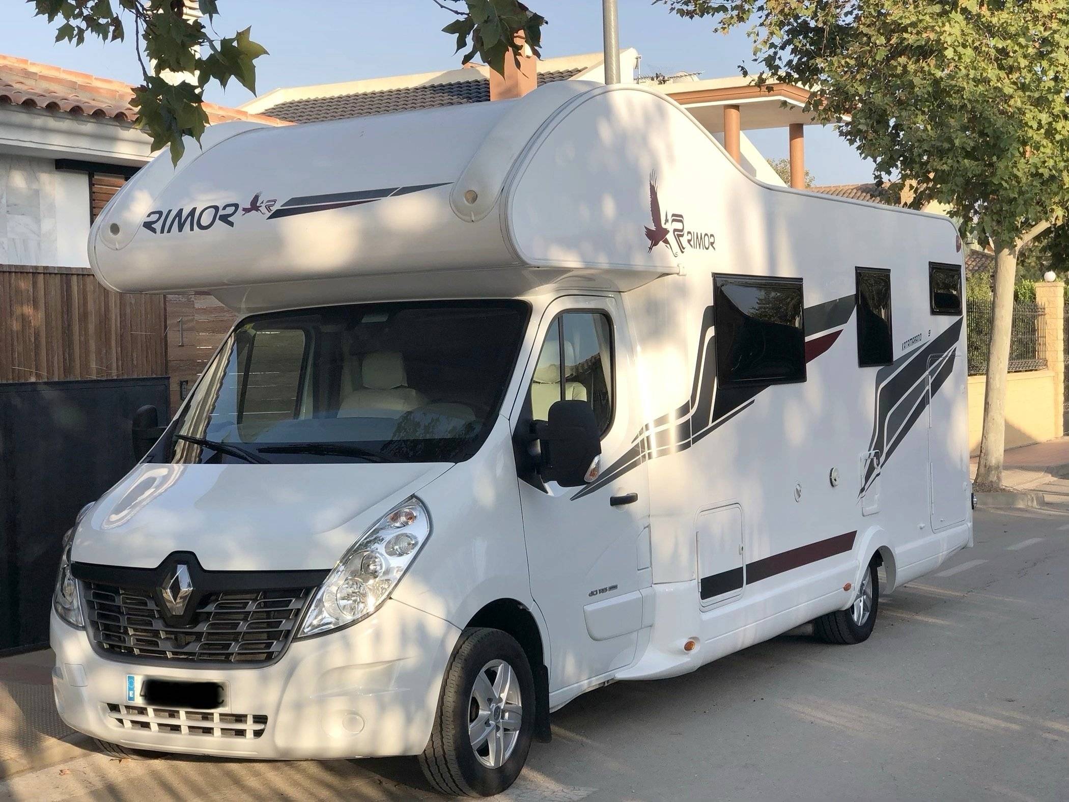 Vue avant de 3/4 Renault Master 2,3 l 145 ch - Yescapa