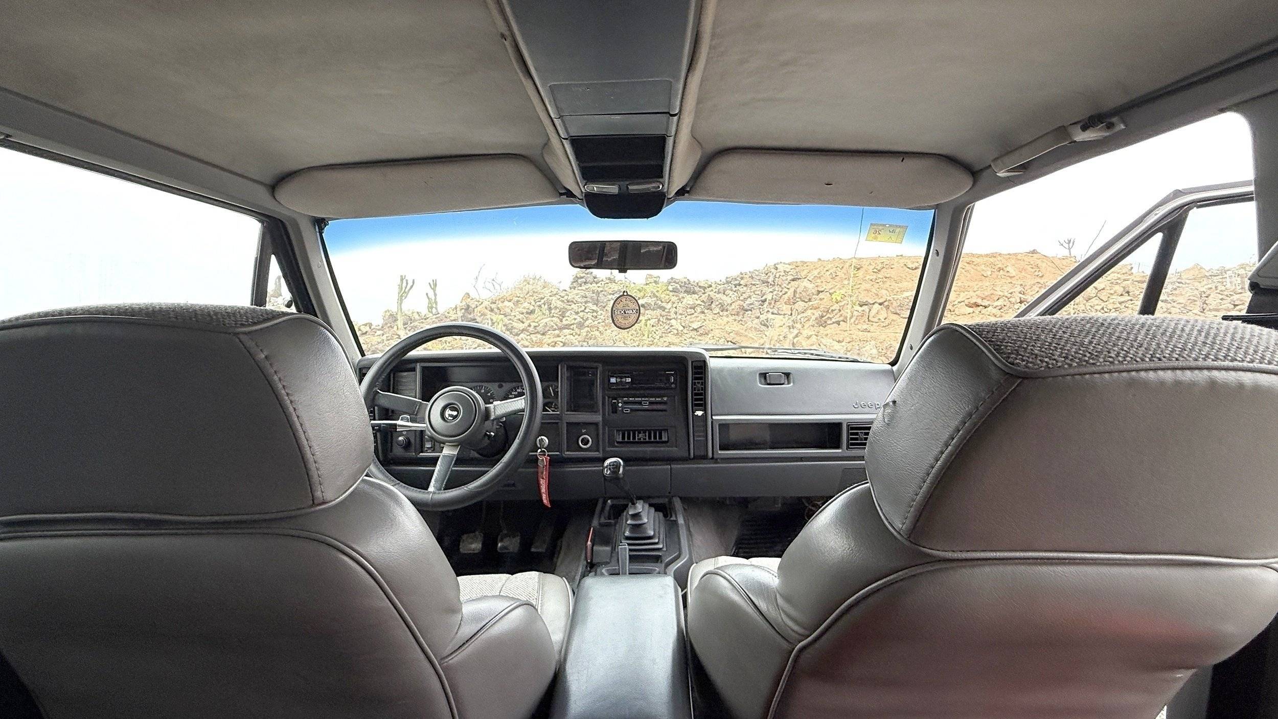 Poste de conduite Jeep Cherokee Limited - Yescapa