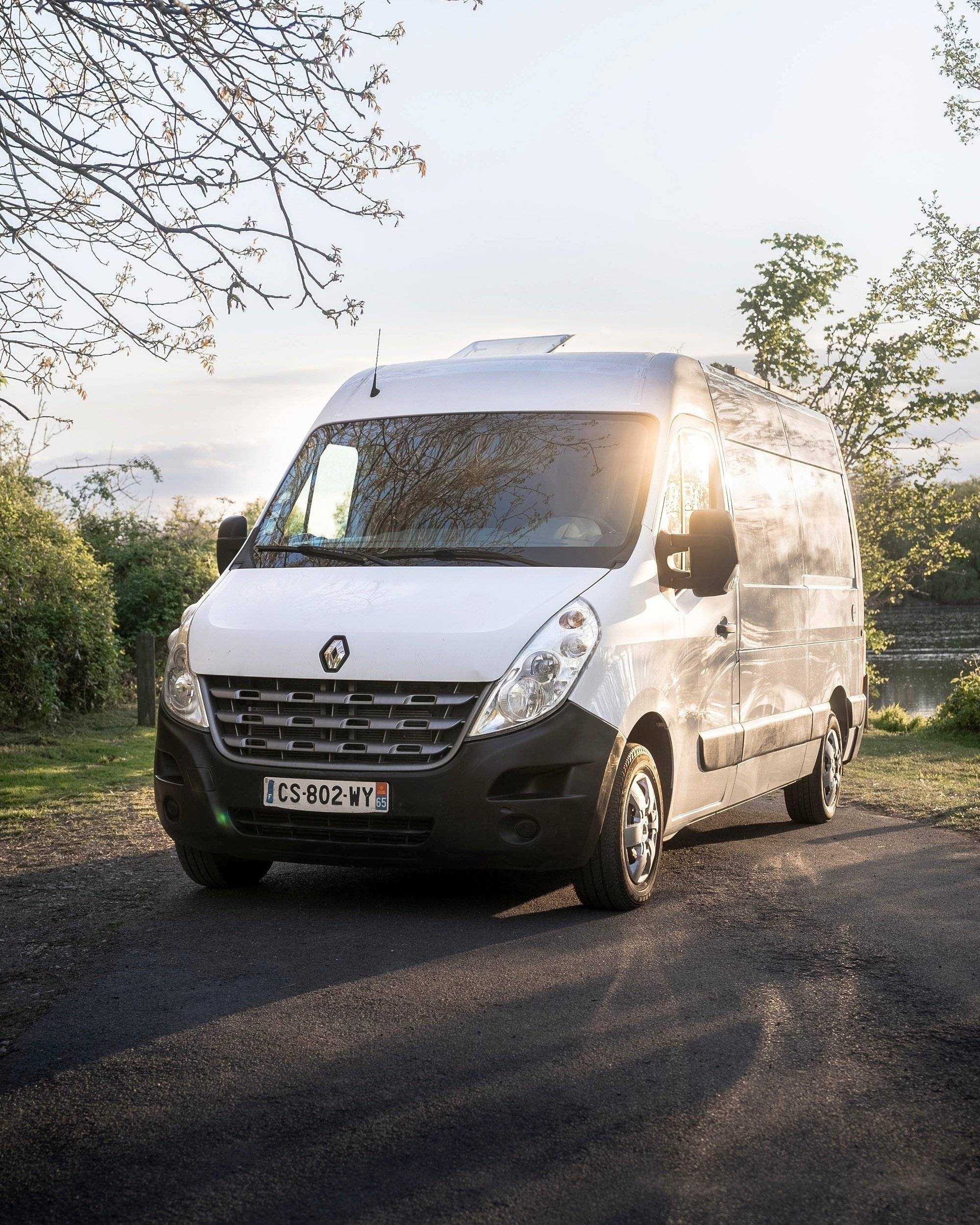 Vista de 3/4 Renault Master 2,3 l 125 ch - Yescapa