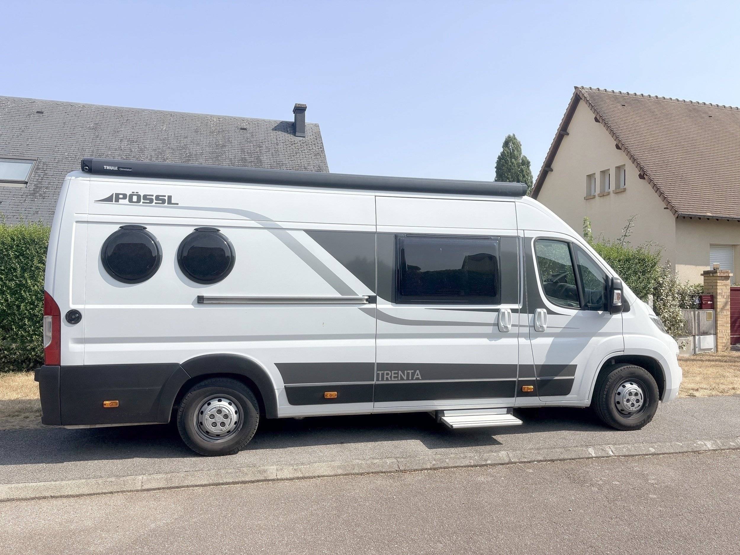 Front view from 3/4 Citroën 2.2L 140CV - Yescapa