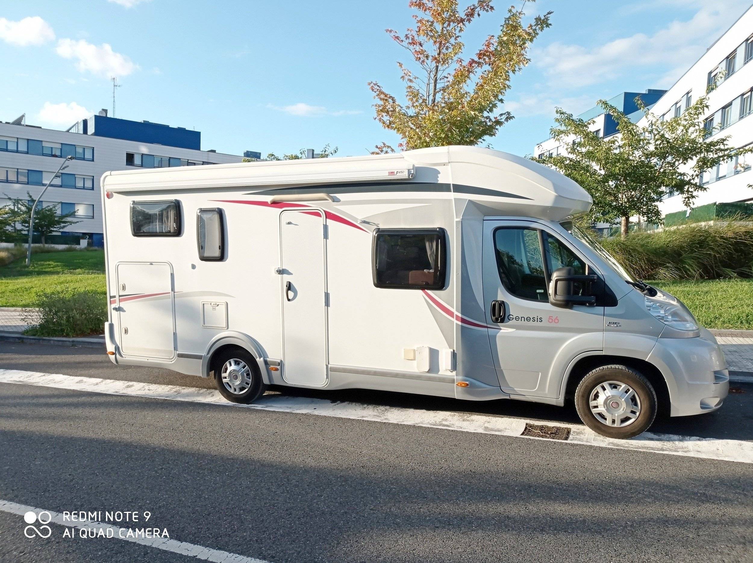 Front view from 3/4 Iveco Daily 2,3 l 130 ch - Yescapa