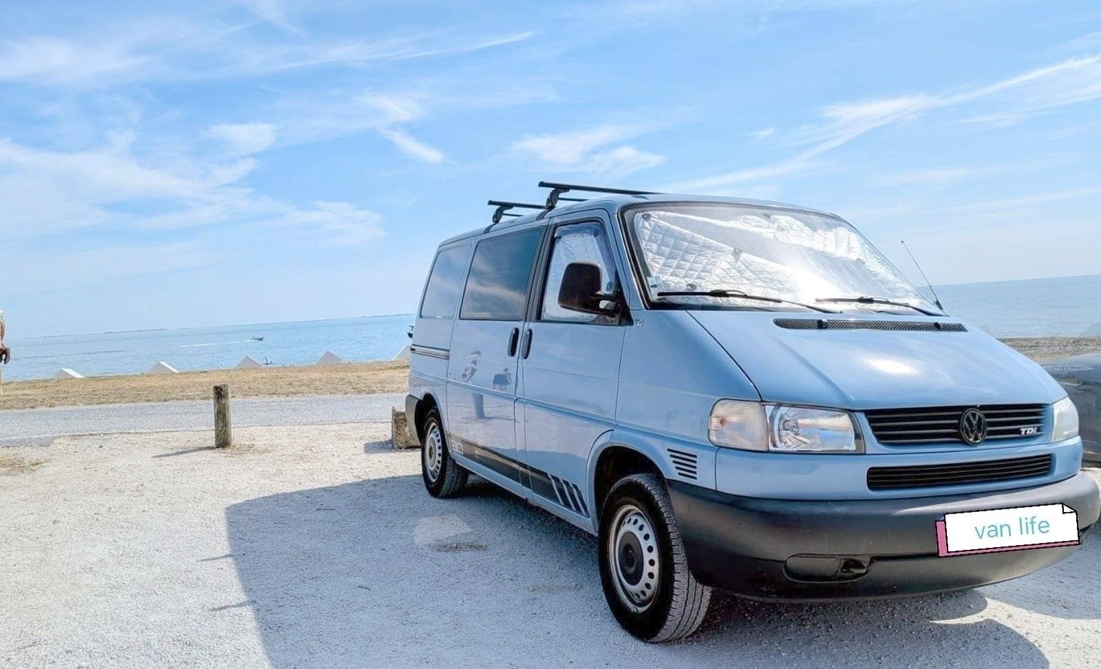 Vue avant de 3/4 Volkswagen T4 2.5l TDI 88cv - Yescapa