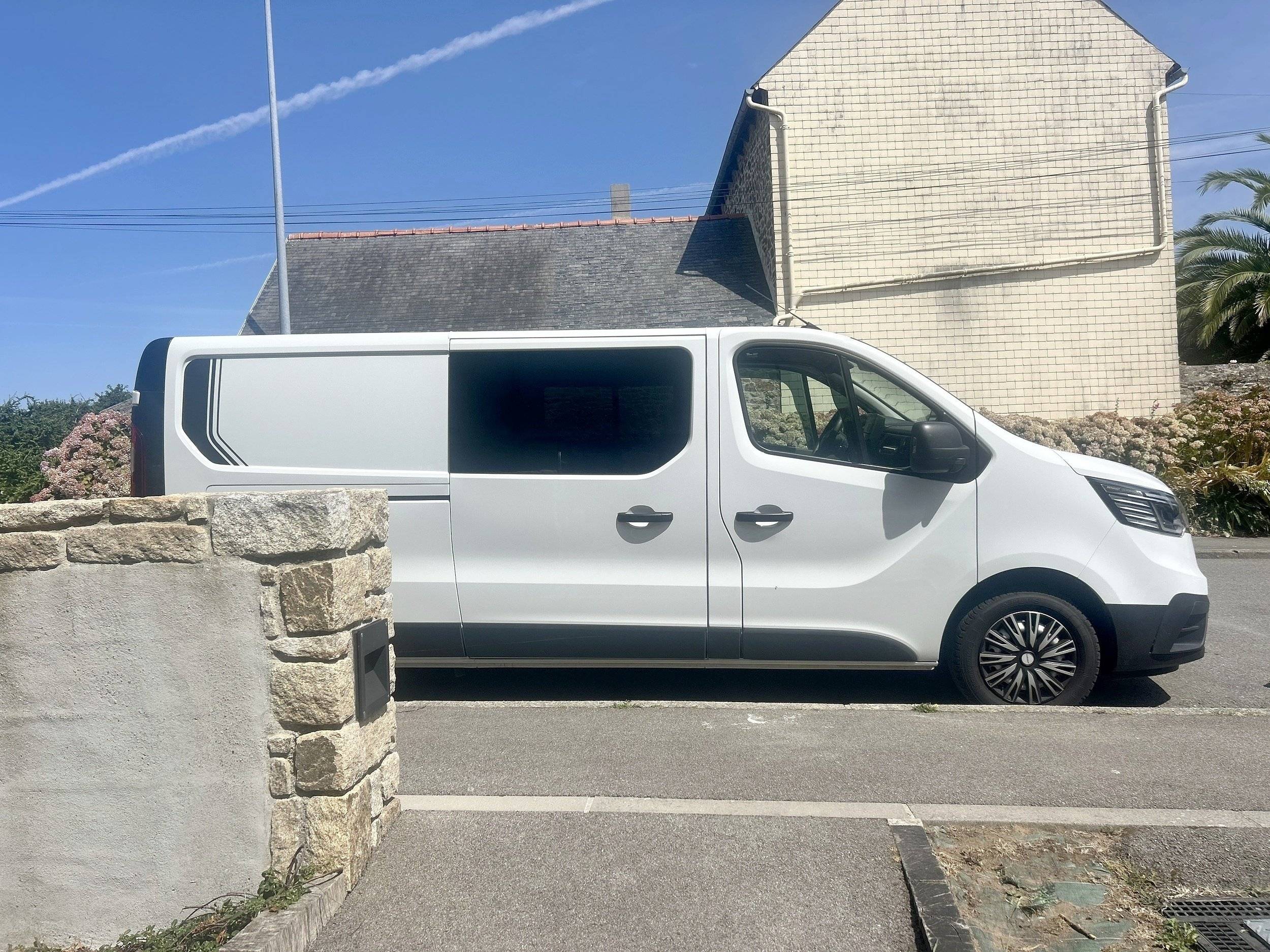 Front view from 3/4 Renault - Yescapa