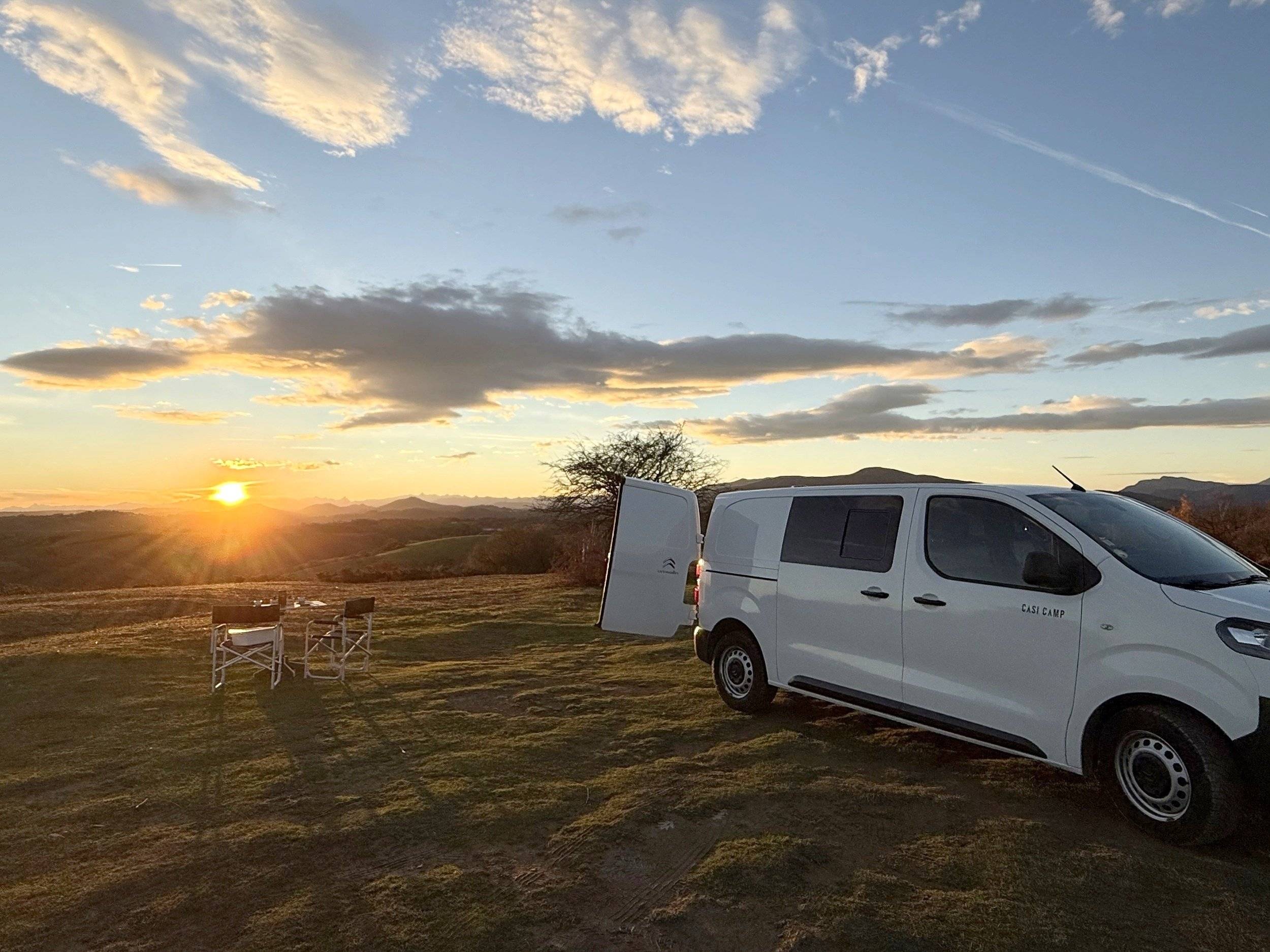 Vista del vehicle angle davanter Citroën Jumpy 2,2 l 120 cv - Yescapa