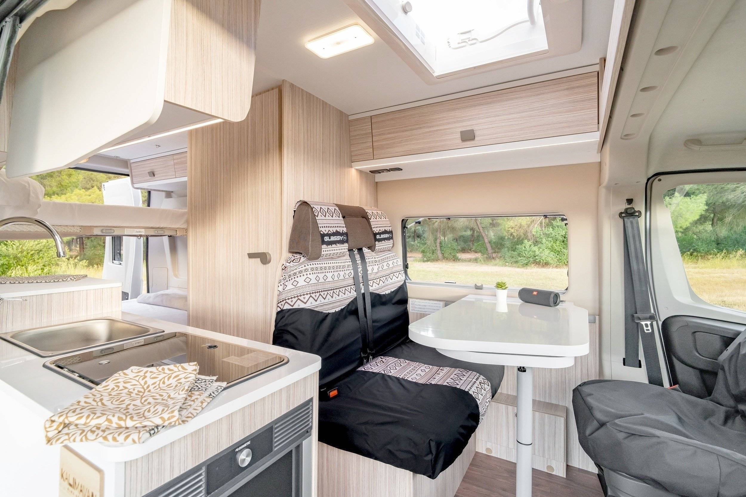 Área de jantar Fiat Ducato 140 cv - Yescapa